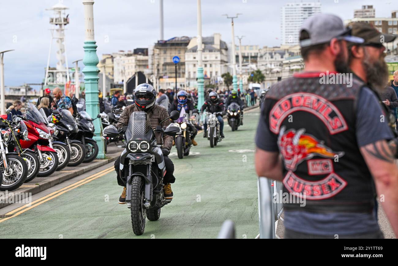 Brighton Regno Unito 8 settembre 2024 - centinaia di motociclisti e Rockers all'Ace Day Brighton Burn Up, che fa parte del 30° anniversario dell'evento Ace Cafe Reunion, che inizia a Londra e termina a Madeira Drive a Brighton . L'evento del fine settimana di 3 giorni celebra la storia e il patrimonio del famoso Ace Cafe a Londra 25 anni dopo la sua chiusura nel 1969 con la prima riunione che si tiene nel 1994 a Londra e a Brighton: Credit Simon Dack / Alamy Live News Foto Stock Brighton Regno Unito 8 settembre 2024 - centinaia di motociclisti e Rockers all'Ace Day Brighton Burn Up, che fa parte del 30° anniversario dell'evento Ace Cafe Reunion, che inizia a Londra e termina a Madeira Drive a Brighton . L'evento del fine settimana di 3 giorni celebra la storia e il patrimonio del famoso Ace Cafe a Londra 25 anni dopo la sua chiusura nel 1969 con la prima riunione che si tiene nel 1994 a Londra e a Brighton: Credit Simon Dack / Alamy Live News Foto Stock