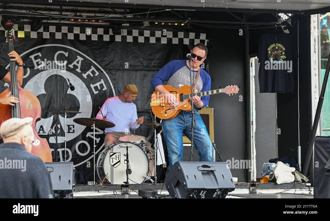 Brighton Regno Unito 8 settembre 2024 - le band ospitano centinaia di motociclisti e Rockers all'Ace Day Brighton Burn Up, che fa parte del 30° anniversario dell'evento Ace Cafe Reunion, che inizia a Londra e termina a Madeira Drive a Brighton . L'evento del fine settimana di 3 giorni celebra la storia e il patrimonio del famoso Ace Cafe a Londra 25 anni dopo la sua chiusura nel 1969 con la prima riunione che si tiene nel 1994 a Londra e a Brighton: Credit Simon Dack / Alamy Live News Foto Stock Brighton Regno Unito 8 settembre 2024 - le band ospitano centinaia di motociclisti e Rockers all'Ace Day Brighton Burn Up, che fa parte del 30° anniversario dell'evento Ace Cafe Reunion, che inizia a Londra e termina a Madeira Drive a Brighton . L'evento del fine settimana di 3 giorni celebra la storia e il patrimonio del famoso Ace Cafe a Londra 25 anni dopo la sua chiusura nel 1969 con la prima riunione che si tiene nel 1994 a Londra e a Brighton: Credit Simon Dack / Alamy Live News Foto Stock