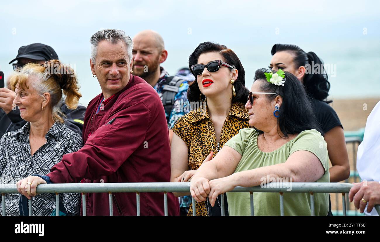 Brighton Regno Unito 8 settembre 2024 - centinaia di motociclisti e Rockers all'Ace Day Brighton Burn Up, che fa parte del 30° anniversario dell'evento Ace Cafe Reunion, che inizia a Londra e termina a Madeira Drive a Brighton . L'evento del fine settimana di 3 giorni celebra la storia e il patrimonio del famoso Ace Cafe a Londra 25 anni dopo la sua chiusura nel 1969 con la prima riunione che si tiene nel 1994 a Londra e a Brighton: Credit Simon Dack / Alamy Live News Foto Stock Brighton Regno Unito 8 settembre 2024 - centinaia di motociclisti e Rockers all'Ace Day Brighton Burn Up, che fa parte del 30° anniversario dell'evento Ace Cafe Reunion, che inizia a Londra e termina a Madeira Drive a Brighton . L'evento del fine settimana di 3 giorni celebra la storia e il patrimonio del famoso Ace Cafe a Londra 25 anni dopo la sua chiusura nel 1969 con la prima riunione che si tiene nel 1994 a Londra e a Brighton: Credit Simon Dack / Alamy Live News Foto Stock