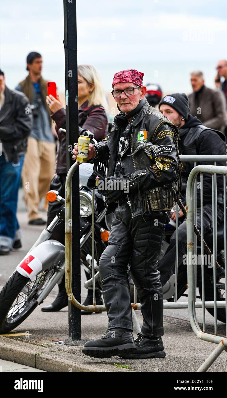 Brighton Regno Unito 8 settembre 2024 - centinaia di motociclisti e Rockers all'Ace Day Brighton Burn Up, che fa parte del 30° anniversario dell'evento Ace Cafe Reunion, che inizia a Londra e termina a Madeira Drive a Brighton . L'evento del fine settimana di 3 giorni celebra la storia e il patrimonio del famoso Ace Cafe a Londra 25 anni dopo la sua chiusura nel 1969 con la prima riunione che si tiene nel 1994 a Londra e a Brighton: Credit Simon Dack / Alamy Live News Foto Stock Brighton Regno Unito 8 settembre 2024 - centinaia di motociclisti e Rockers all'Ace Day Brighton Burn Up, che fa parte del 30° anniversario dell'evento Ace Cafe Reunion, che inizia a Londra e termina a Madeira Drive a Brighton . L'evento del fine settimana di 3 giorni celebra la storia e il patrimonio del famoso Ace Cafe a Londra 25 anni dopo la sua chiusura nel 1969 con la prima riunione che si tiene nel 1994 a Londra e a Brighton: Credit Simon Dack / Alamy Live News Foto Stock
