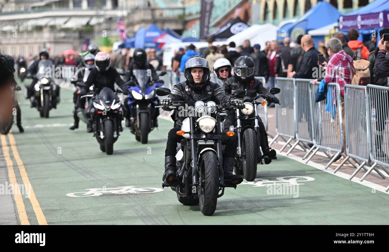 Brighton Regno Unito 8 settembre 2024 - centinaia di motociclisti e Rockers all'Ace Day Brighton Burn Up, che fa parte del 30° anniversario dell'evento Ace Cafe Reunion, che inizia a Londra e termina a Madeira Drive a Brighton . L'evento del fine settimana di 3 giorni celebra la storia e il patrimonio del famoso Ace Cafe a Londra 25 anni dopo la sua chiusura nel 1969 con la prima riunione che si tiene nel 1994 a Londra e a Brighton: Credit Simon Dack / Alamy Live News Foto Stock Brighton Regno Unito 8 settembre 2024 - centinaia di motociclisti e Rockers all'Ace Day Brighton Burn Up, che fa parte del 30° anniversario dell'evento Ace Cafe Reunion, che inizia a Londra e termina a Madeira Drive a Brighton . L'evento del fine settimana di 3 giorni celebra la storia e il patrimonio del famoso Ace Cafe a Londra 25 anni dopo la sua chiusura nel 1969 con la prima riunione che si tiene nel 1994 a Londra e a Brighton: Credit Simon Dack / Alamy Live News Foto Stock