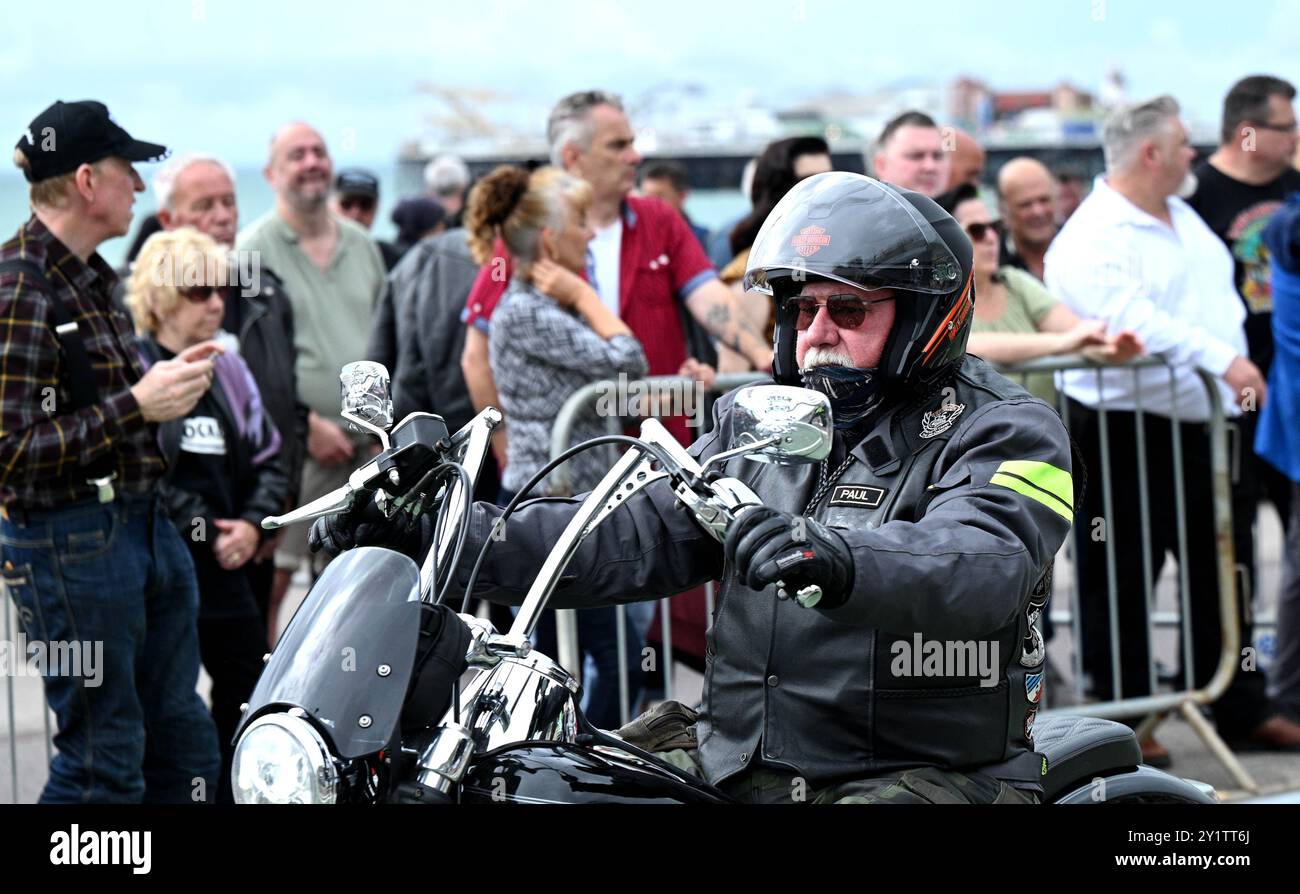 Brighton Regno Unito 8 settembre 2024 - centinaia di motociclisti e Rockers all'Ace Day Brighton Burn Up, che fa parte del 30° anniversario dell'evento Ace Cafe Reunion, che inizia a Londra e termina a Madeira Drive a Brighton . L'evento del fine settimana di 3 giorni celebra la storia e il patrimonio del famoso Ace Cafe a Londra 25 anni dopo la sua chiusura nel 1969 con la prima riunione che si tiene nel 1994 a Londra e a Brighton: Credit Simon Dack / Alamy Live News Foto Stock Brighton Regno Unito 8 settembre 2024 - centinaia di motociclisti e Rockers all'Ace Day Brighton Burn Up, che fa parte del 30° anniversario dell'evento Ace Cafe Reunion, che inizia a Londra e termina a Madeira Drive a Brighton . L'evento del fine settimana di 3 giorni celebra la storia e il patrimonio del famoso Ace Cafe a Londra 25 anni dopo la sua chiusura nel 1969 con la prima riunione che si tiene nel 1994 a Londra e a Brighton: Credit Simon Dack / Alamy Live News Foto Stock