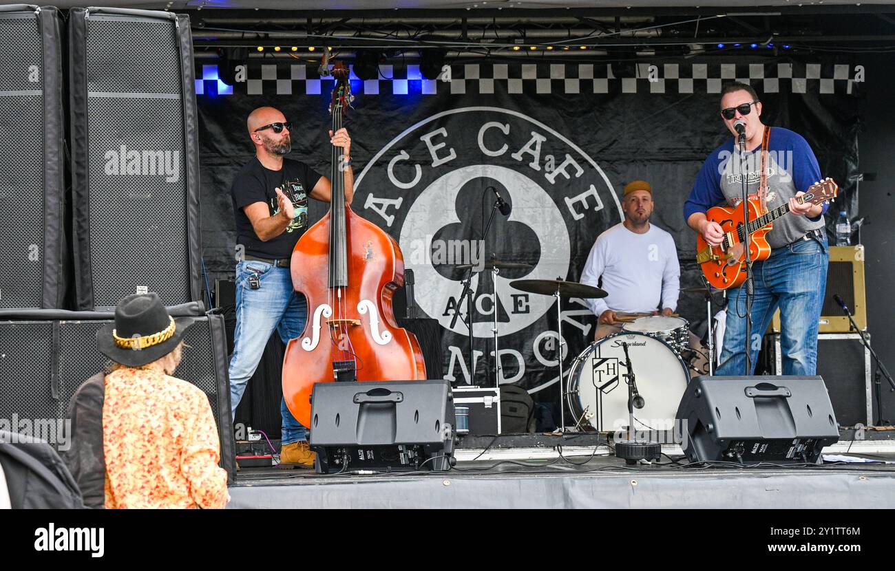 Brighton Regno Unito 8 settembre 2024 - le band ospitano centinaia di motociclisti e Rockers all'Ace Day Brighton Burn Up, che fa parte del 30° anniversario dell'evento Ace Cafe Reunion, che inizia a Londra e termina a Madeira Drive a Brighton . L'evento del fine settimana di 3 giorni celebra la storia e il patrimonio del famoso Ace Cafe a Londra 25 anni dopo la sua chiusura nel 1969 con la prima riunione che si tiene nel 1994 a Londra e a Brighton: Credit Simon Dack / Alamy Live News Foto Stock Brighton Regno Unito 8 settembre 2024 - le band ospitano centinaia di motociclisti e Rockers all'Ace Day Brighton Burn Up, che fa parte del 30° anniversario dell'evento Ace Cafe Reunion, che inizia a Londra e termina a Madeira Drive a Brighton . L'evento del fine settimana di 3 giorni celebra la storia e il patrimonio del famoso Ace Cafe a Londra 25 anni dopo la sua chiusura nel 1969 con la prima riunione che si tiene nel 1994 a Londra e a Brighton: Credit Simon Dack / Alamy Live News Foto Stock