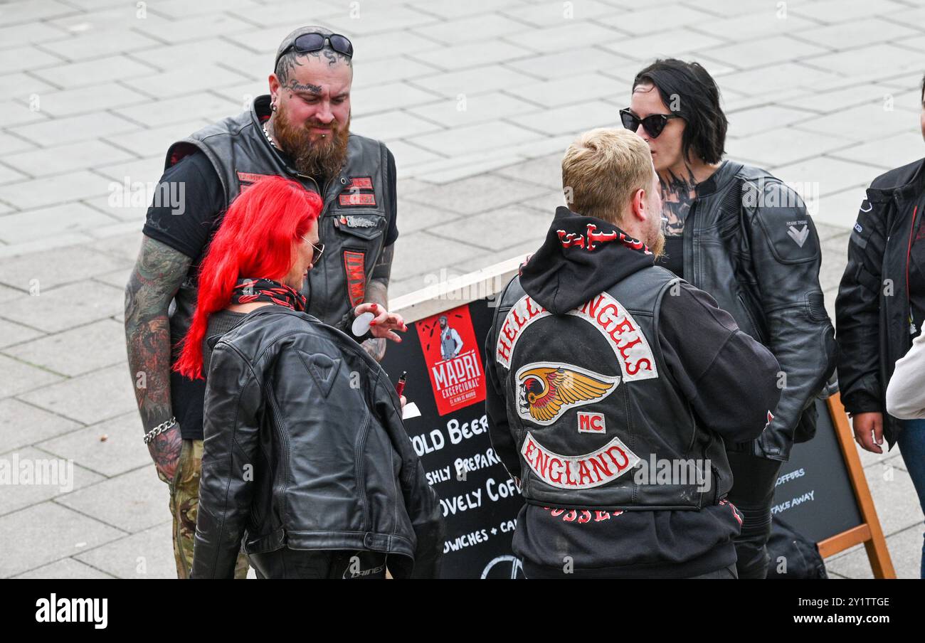 Brighton Regno Unito 8 settembre 2024 - centinaia di motociclisti e Rockers all'Ace Day Brighton Burn Up, che fa parte del 30° anniversario dell'evento Ace Cafe Reunion, che inizia a Londra e termina a Madeira Drive a Brighton . L'evento del fine settimana di 3 giorni celebra la storia e il patrimonio del famoso Ace Cafe a Londra 25 anni dopo la sua chiusura nel 1969 con la prima riunione che si tiene nel 1994 a Londra e a Brighton: Credit Simon Dack / Alamy Live News Foto Stock Brighton Regno Unito 8 settembre 2024 - centinaia di motociclisti e Rockers all'Ace Day Brighton Burn Up, che fa parte del 30° anniversario dell'evento Ace Cafe Reunion, che inizia a Londra e termina a Madeira Drive a Brighton . L'evento del fine settimana di 3 giorni celebra la storia e il patrimonio del famoso Ace Cafe a Londra 25 anni dopo la sua chiusura nel 1969 con la prima riunione che si tiene nel 1994 a Londra e a Brighton: Credit Simon Dack / Alamy Live News Foto Stock