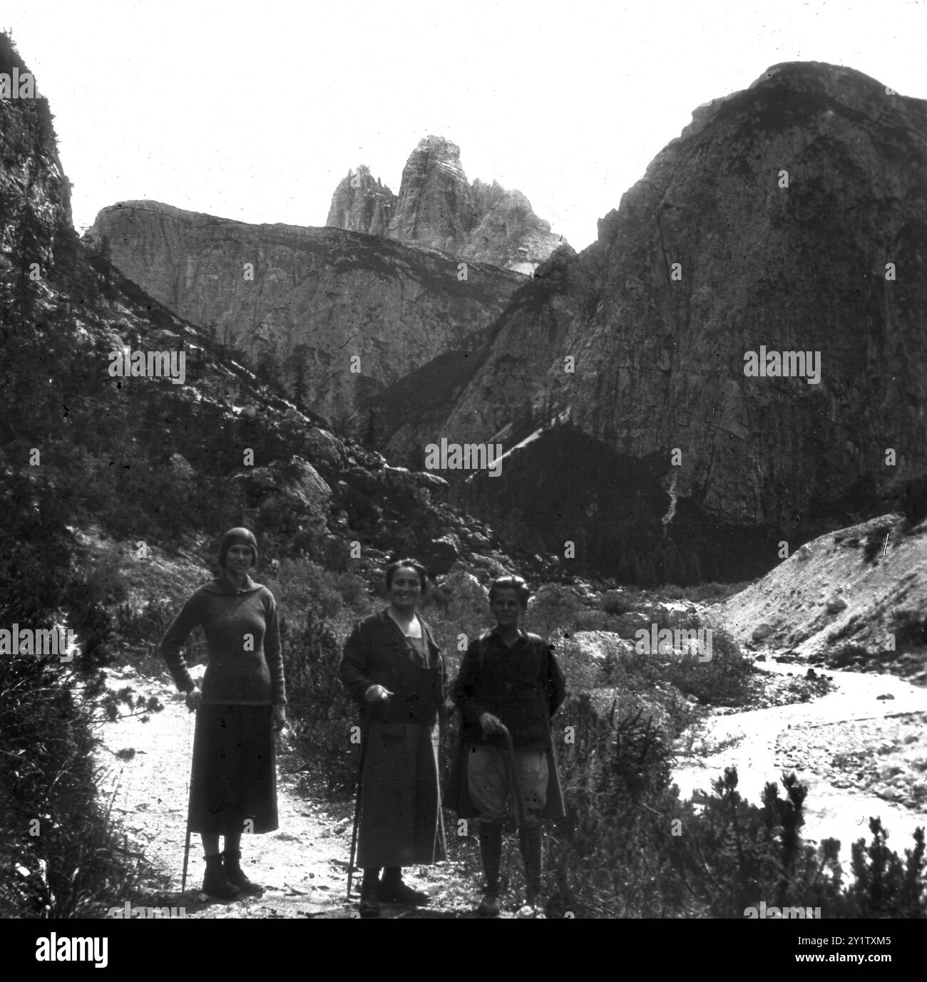 Donne turisti che camminano vicino alle tre guglie, Landro, Austria nel 1925 Foto Stock