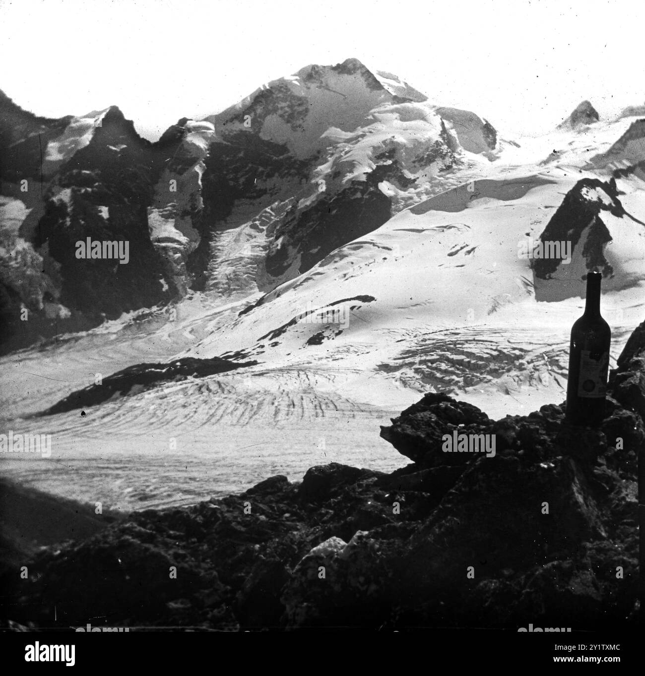 Piz Bernina Diavolezza in Svizzera con una bottiglia di vino nel 1926 Foto Stock