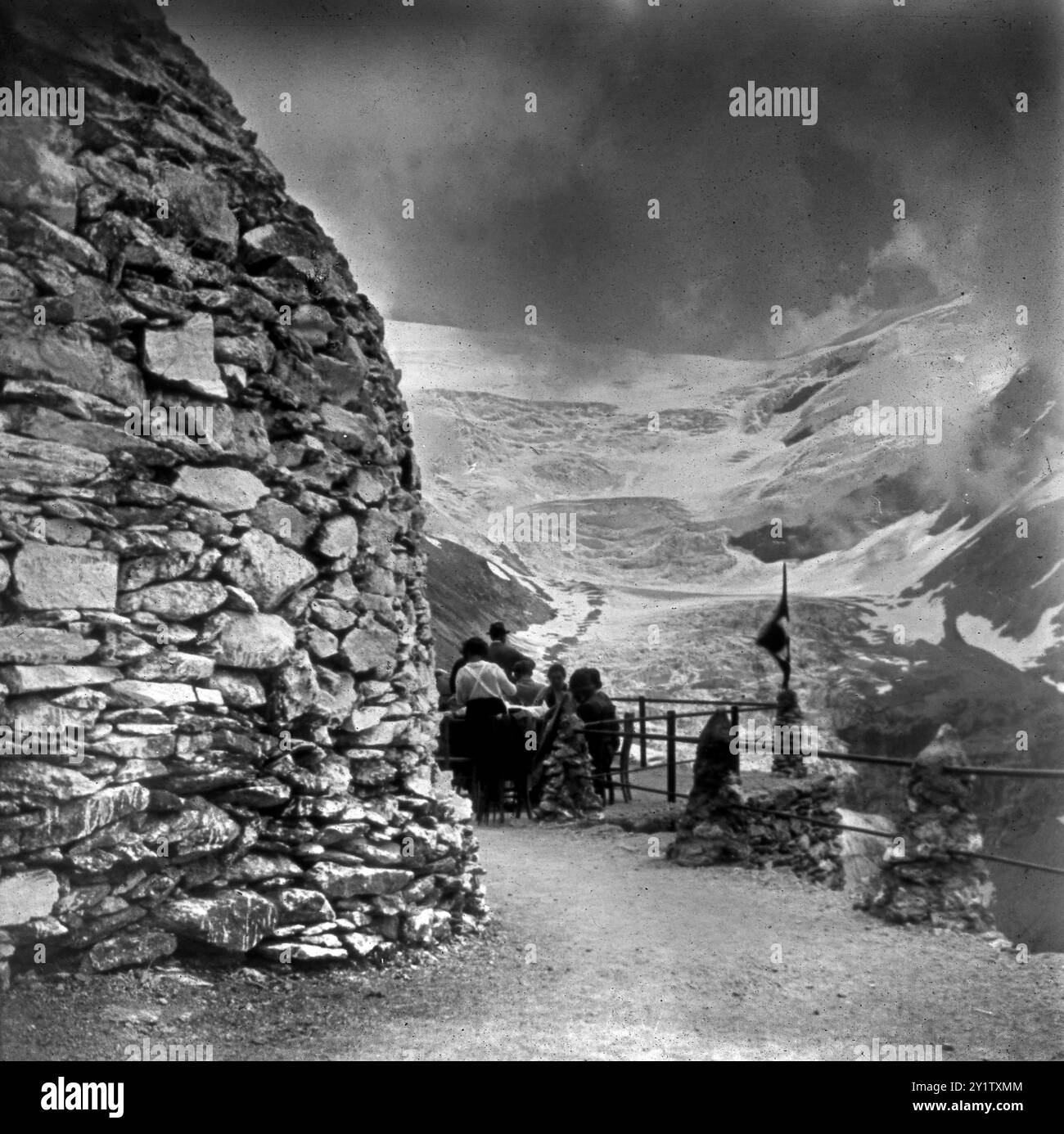 La cupola in pietra di Sassal Masone "Crotti" e il ghiacciaio Palu a Posciavo, nell'alta Engadina Svizzera 1925. Sassal Masone - Lagh da Caralin - Lagh da Palü - Cavaglia, Palü-Gletscher Foto Stock