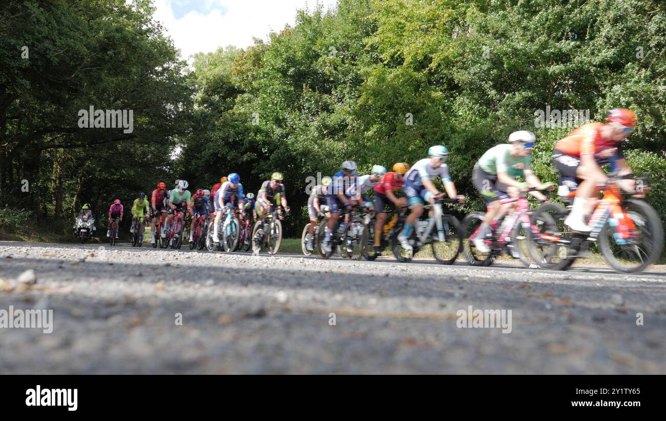 Facci sapere che accetti l'evento ciclistico "cookies Tour of Britain 2024", che attraversa la campagna del Suffolk, Knodishall, Saxmundham, Suffolk, Inghilterra Foto Stock Facci sapere che accetti l'evento ciclistico "cookies Tour of Britain 2024", che attraversa la campagna del Suffolk, Knodishall, Saxmundham, Suffolk, Inghilterra Foto Stock