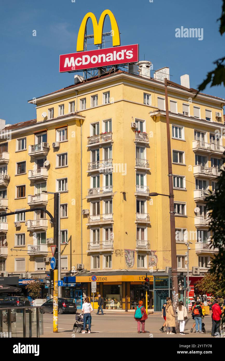 Logo McDonald's e cartello su un vecchio edificio giallo a Sofia, Bulgaria, Europa orientale, Balcani, UE Foto Stock