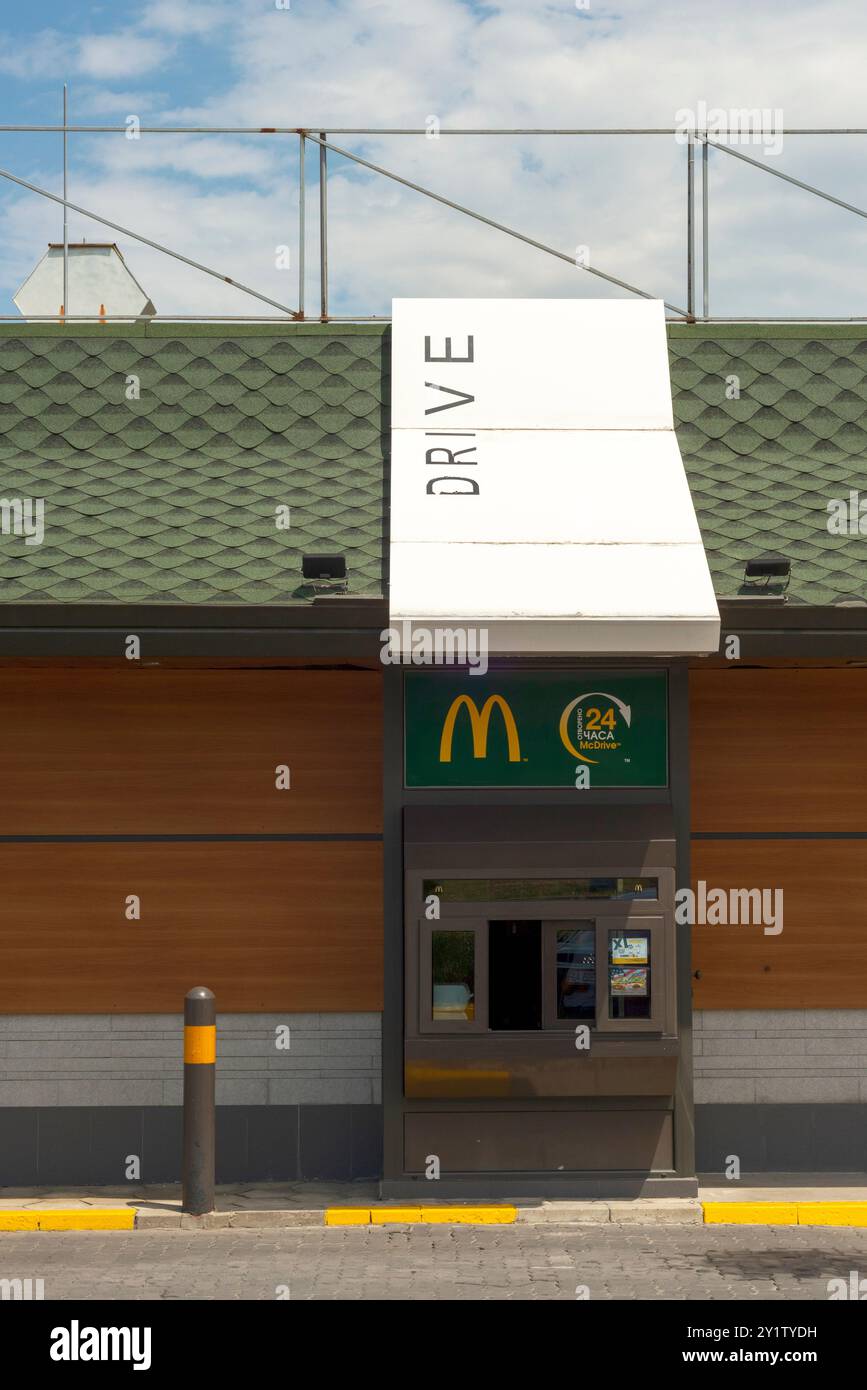 Punto di pagamento e ritiro vuoto al ristorante fast food McDonald's e servizio drive thru McDrive a Sofia Bulgaria Foto Stock
