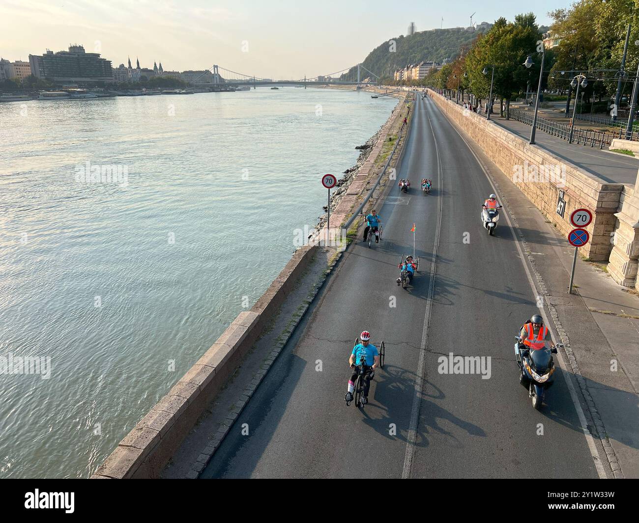 Budapest, Ungheria - 8 settembre 2024: Atleti di gruppo in sedia a rotelle durante la maratona Wizz Air Foto Stock