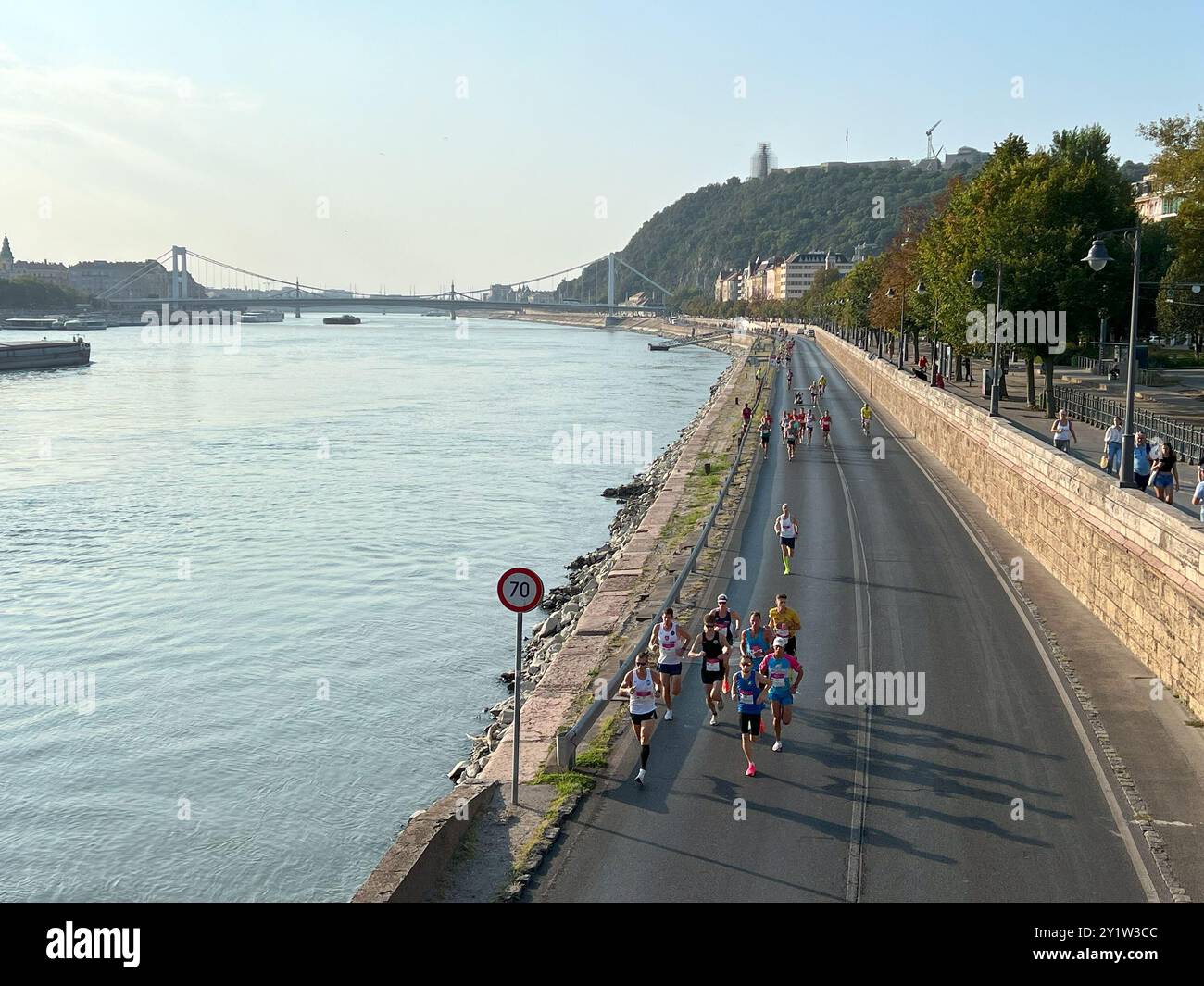 Budapest, Ungheria - 8 settembre 2024: Gara di corsa degli atleti di gruppo durante la maratona Wizz Air Foto Stock