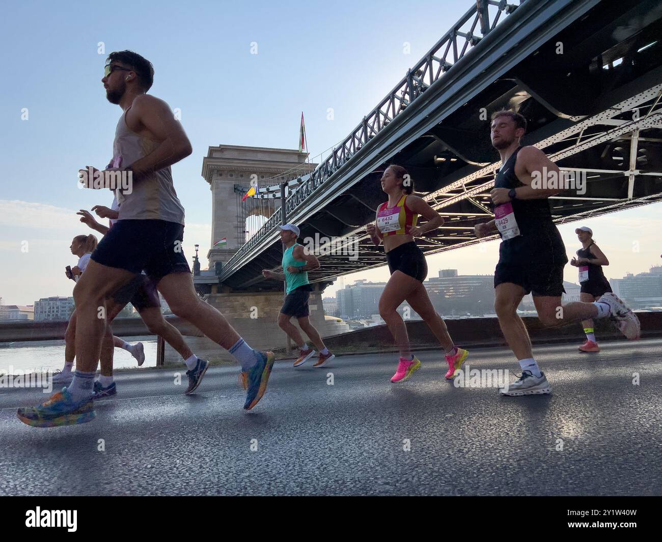 Budapest, Ungheria - 8 settembre 2024: Gara di corsa degli atleti di gruppo durante la maratona Wizz Air Foto Stock
