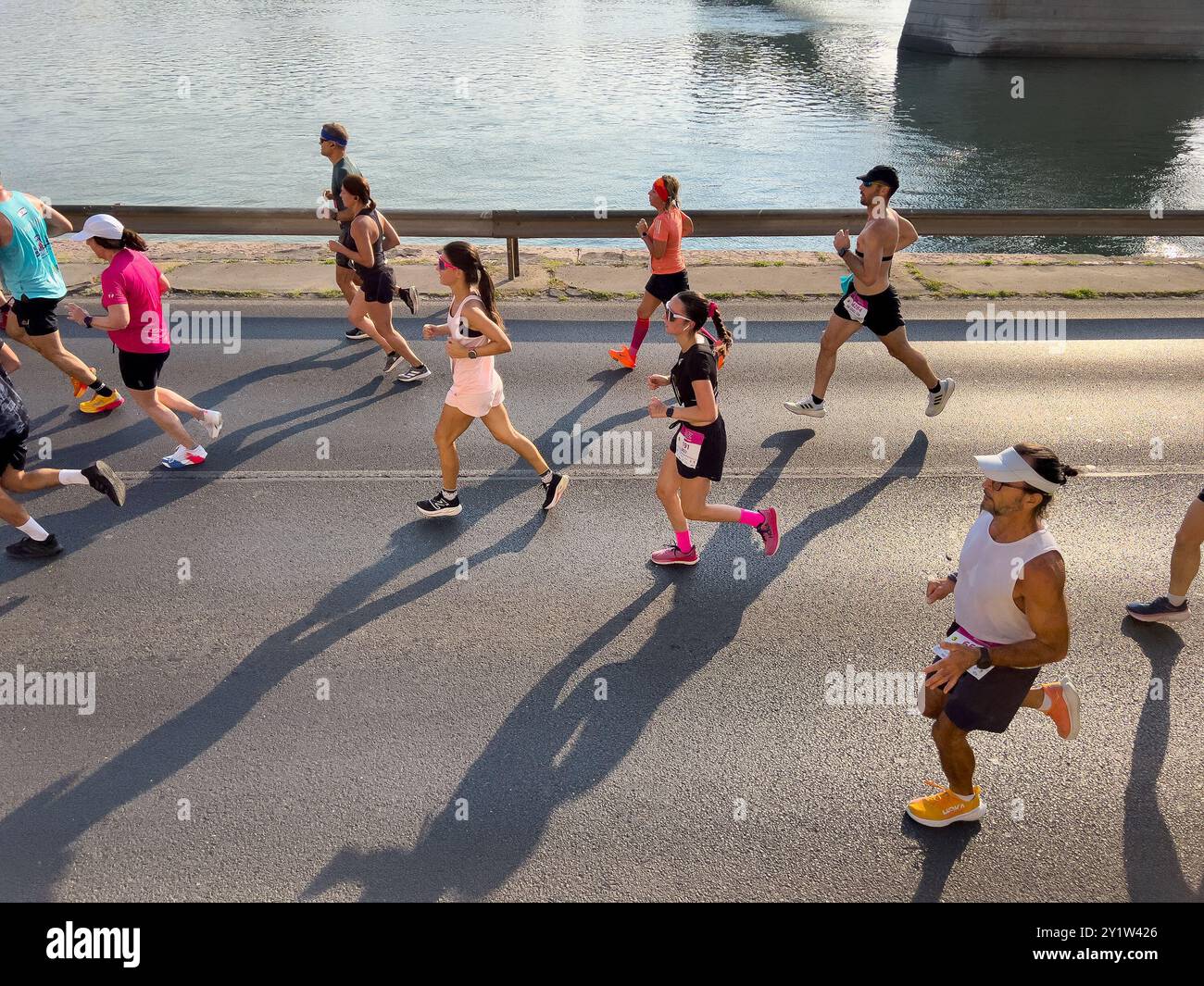 Budapest, Ungheria - 8 settembre 2024: Gara di corsa degli atleti di gruppo durante la maratona Wizz Air Foto Stock