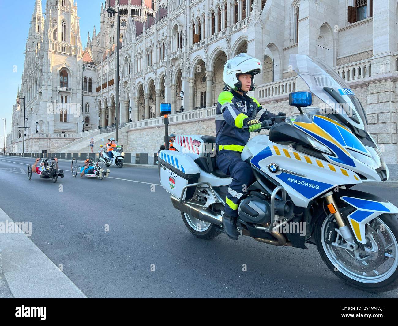 Budapest, Ungheria - 8 settembre 2024: Atleti di gruppo in sedia a rotelle durante la maratona Wizz Air Foto Stock