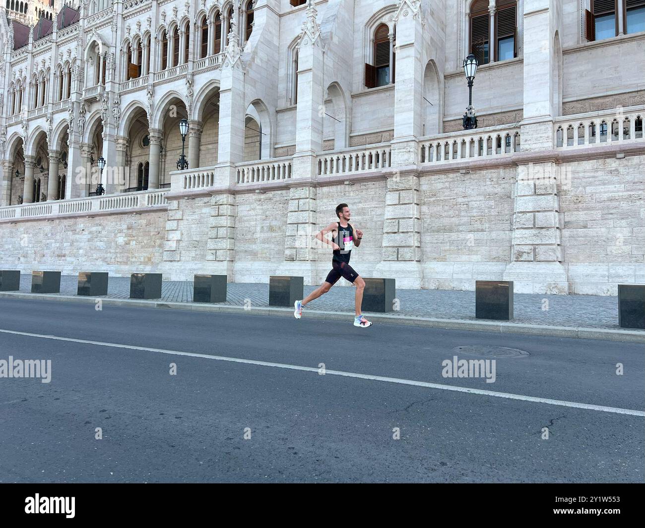 Budapest, Ungheria - 8 settembre 2024: Gara di corsa leader dell'atleta durante la maratona Wizz Air Foto Stock