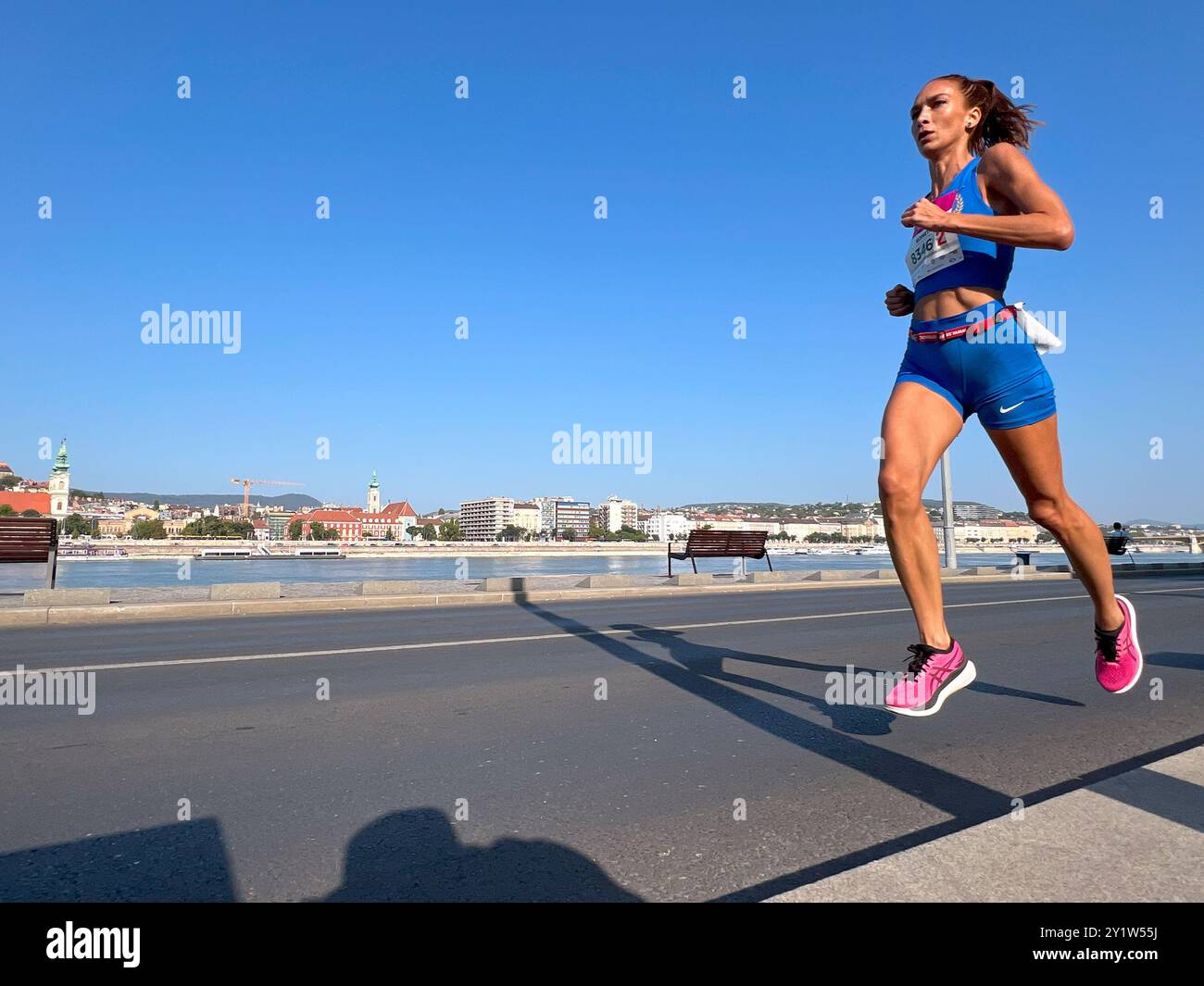 Budapest, Ungheria - 8 settembre 2024: Gara di corsa femminile di atleta durante la maratona Wizz Air Foto Stock