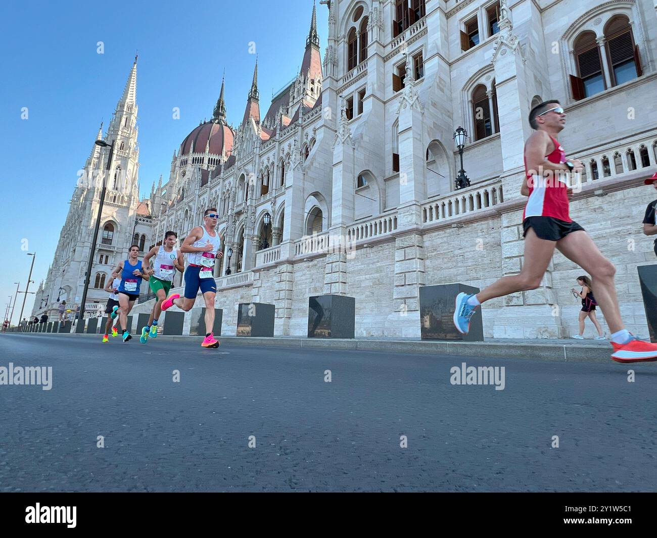 Budapest, Ungheria - 8 settembre 2024: Gara di corsa degli atleti di gruppo durante la maratona Wizz Air Foto Stock