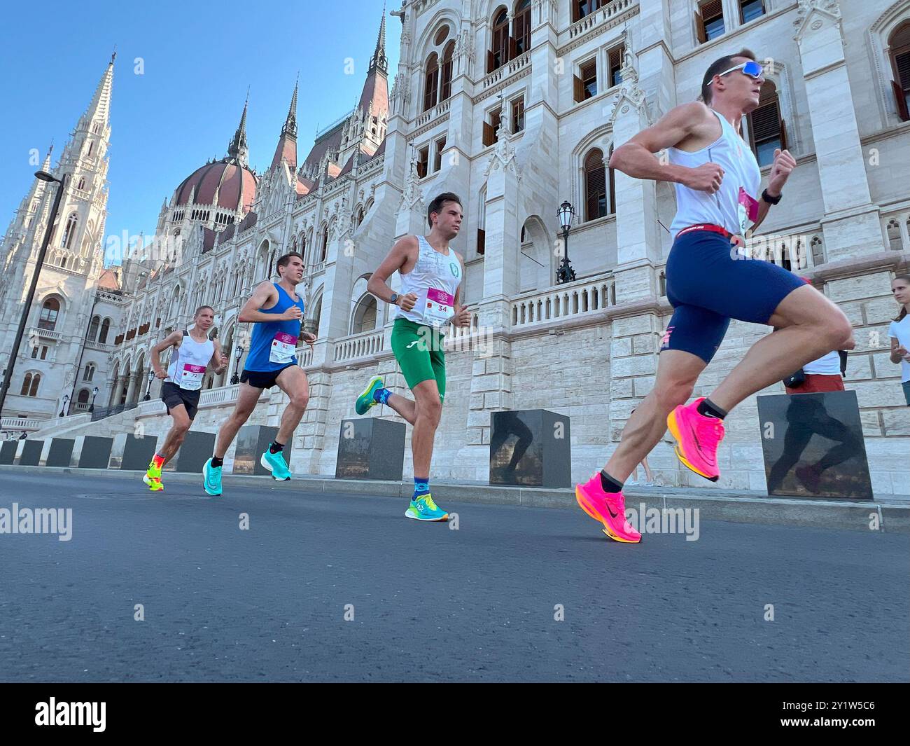 Budapest, Ungheria - 8 settembre 2024: Gara di corsa degli atleti di gruppo durante la maratona Wizz Air Foto Stock