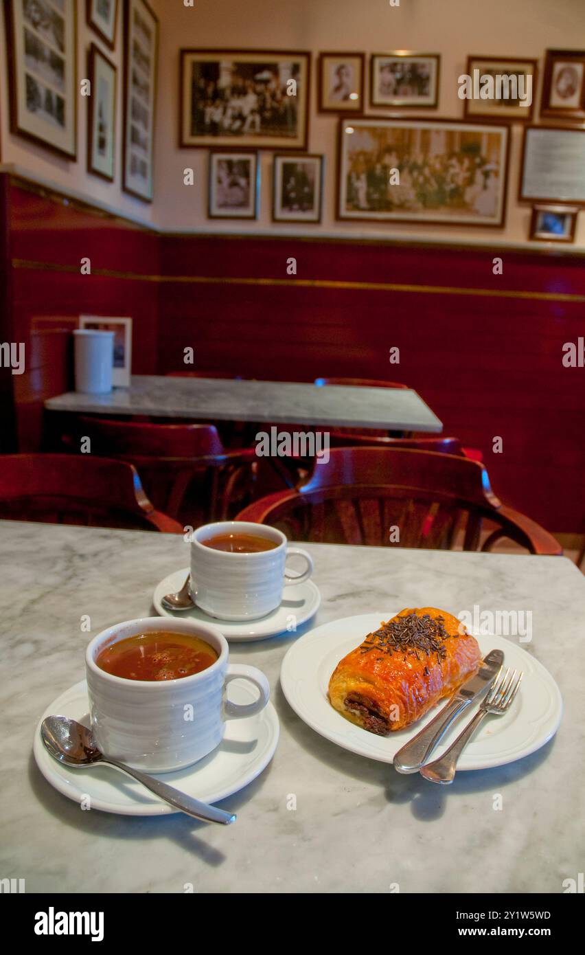 Torta Napolitana e due tazze di cioccolato in un tipico caffè. La Granja de San Ildefonso, provincia di Segovia, Castilla Leon, Spagna. Foto Stock