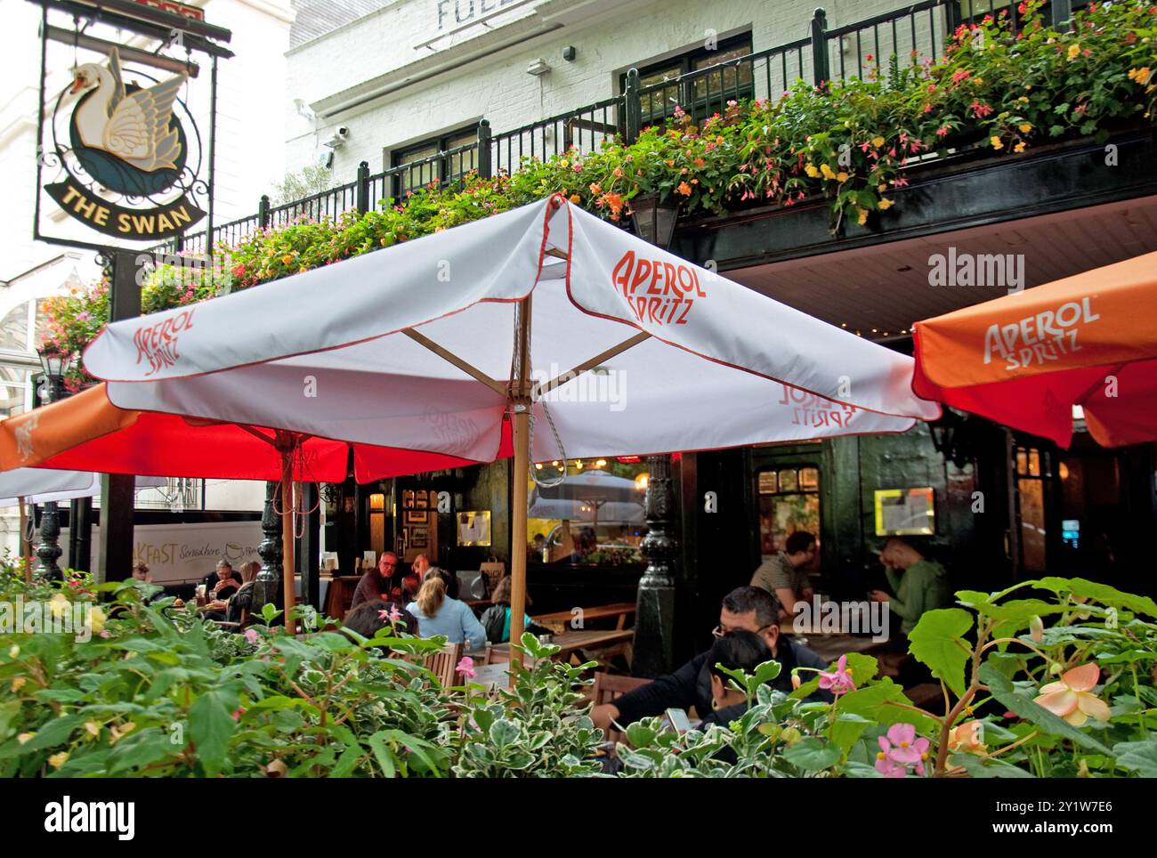 The Swan Pub and Restaurant, Bayswater, Londra, Inghilterra, Regno Unito - uno dei pub più antichi di Londra, splendido arredamento floreale, pub; pub; pub; Foto Stock