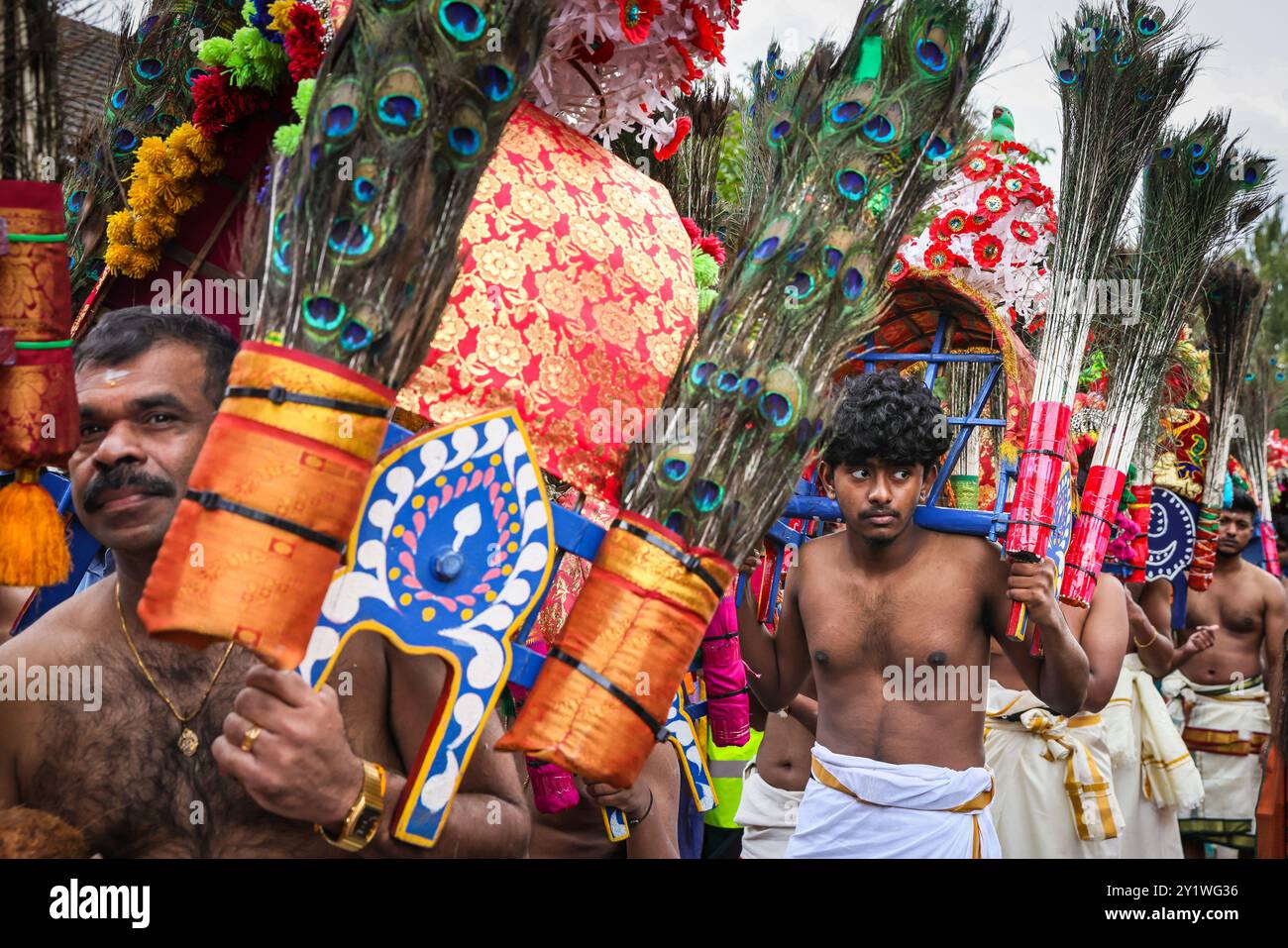 Londra, Regno Unito. 8 settembre 2024. Un gruppo di ballerini maschili esegue il Kavadi Aattam (Danza del fardello) di fronte alla processione. Diverse migliaia di devoti della comunità Tamil prendono parte all'annuale Festival dei carri (Ter) dal tempio di Sivan Kovil per le strade di Lewisham. Le divinità di Ganesha e Lord Shiva sono trasportate in carri decorati. I devoti fanno offerte di latte, incenso bruciato, noci di cocco o frutta. Crediti: Imageplotter/Alamy Live News Foto Stock