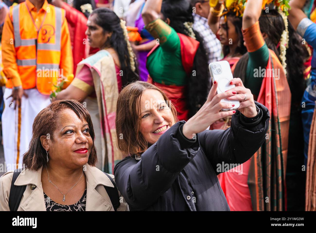 Londra, Regno Unito. 8 settembre 2024. Il sindaco di Lewisham, Brenda Dacres (a sinistra) e parlamentare laburista per Lewisham North e Lord Commissioner of the Treasury, Vicky Foxcroft (a destra) partecipano al festival. Diverse migliaia di devoti della comunità Tamil prendono parte all'annuale Festival dei carri (Ter) dal tempio di Sivan Kovil per le strade di Lewisham. Le divinità di Ganesha e Lord Shiva sono trasportate in carri decorati. I devoti fanno offerte di latte, incenso bruciato, noci di cocco o frutta. Crediti: Imageplotter/Alamy Live News Foto Stock