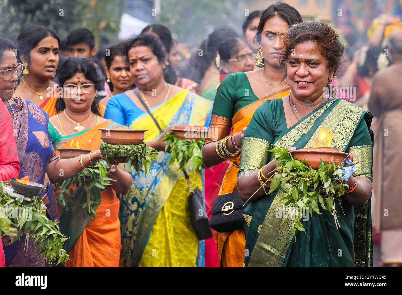 Londra, Regno Unito. 8 settembre 2024. Diverse migliaia di devoti della comunità Tamil prendono parte all'annuale Festival dei carri (Ter) dal tempio di Sivan Kovil per le strade di Lewisham. Le divinità di Ganesha e Lord Shiva sono trasportate in carri decorati. I devoti fanno offerte di latte, incenso bruciato, noci di cocco o frutta. Crediti: Imageplotter/Alamy Live News Foto Stock