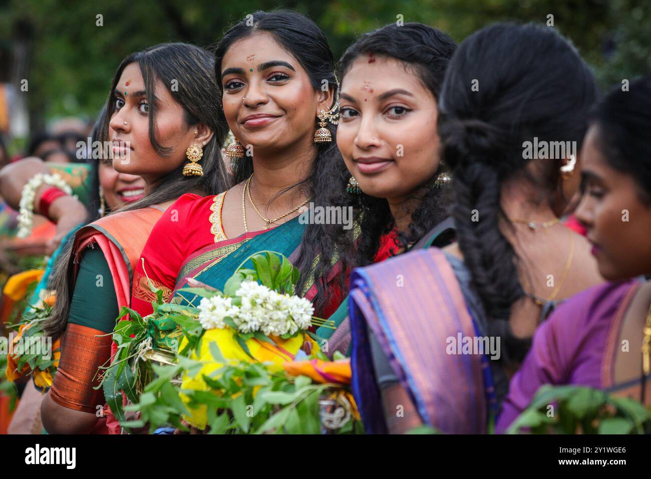 Londra, Regno Unito. 8 settembre 2024. Diverse migliaia di devoti della comunità Tamil prendono parte all'annuale Festival dei carri (Ter) dal tempio di Sivan Kovil per le strade di Lewisham. Le divinità di Ganesha e Lord Shiva sono trasportate in carri decorati. I devoti fanno offerte di latte, incenso bruciato, noci di cocco o frutta. Crediti: Imageplotter/Alamy Live News Foto Stock