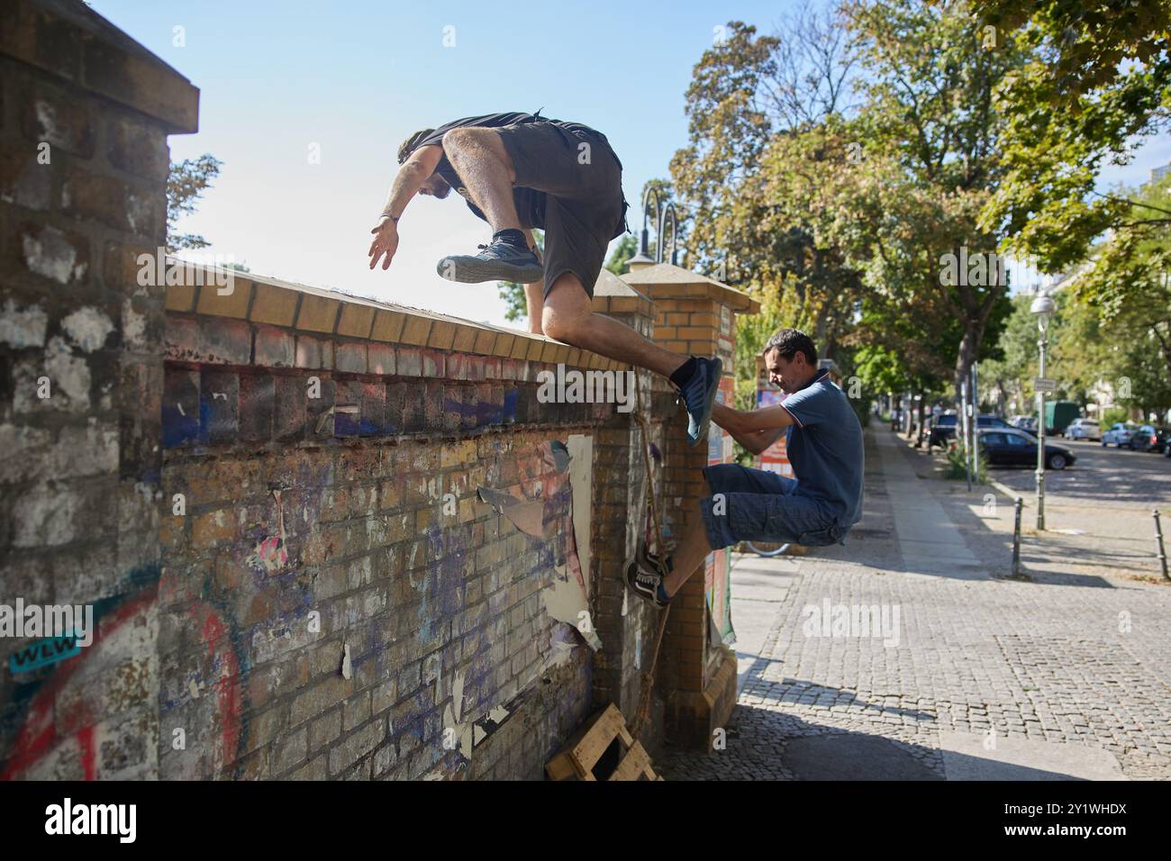 Berlino, Germania. 8 settembre 2024. Come parte del "Görli rimane aperto!" Settimana d'azione, le persone si stanno esercitando superando il muro intorno al Parco Görlitzer in modo giocoso. Un'iniziativa dei residenti sta usando la settimana d'azione per protestare contro la costruzione pianificata di una recinzione intorno al Parco Görlitzer. Crediti: Jörg Carstensen/dpa/Alamy Live News Foto Stock