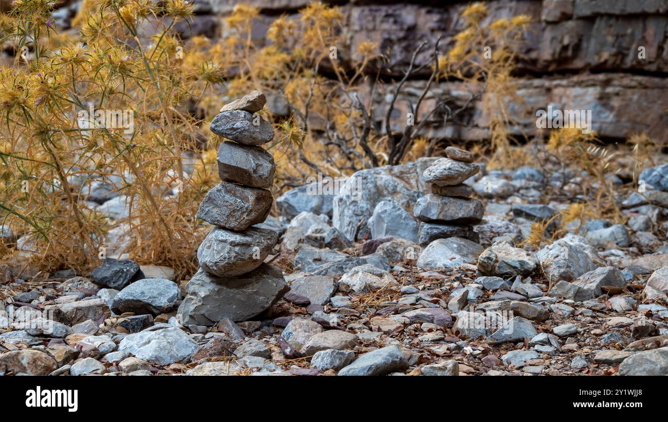 Una grande pila di rocce impilate con cura su terreni accidentati Foto Stock