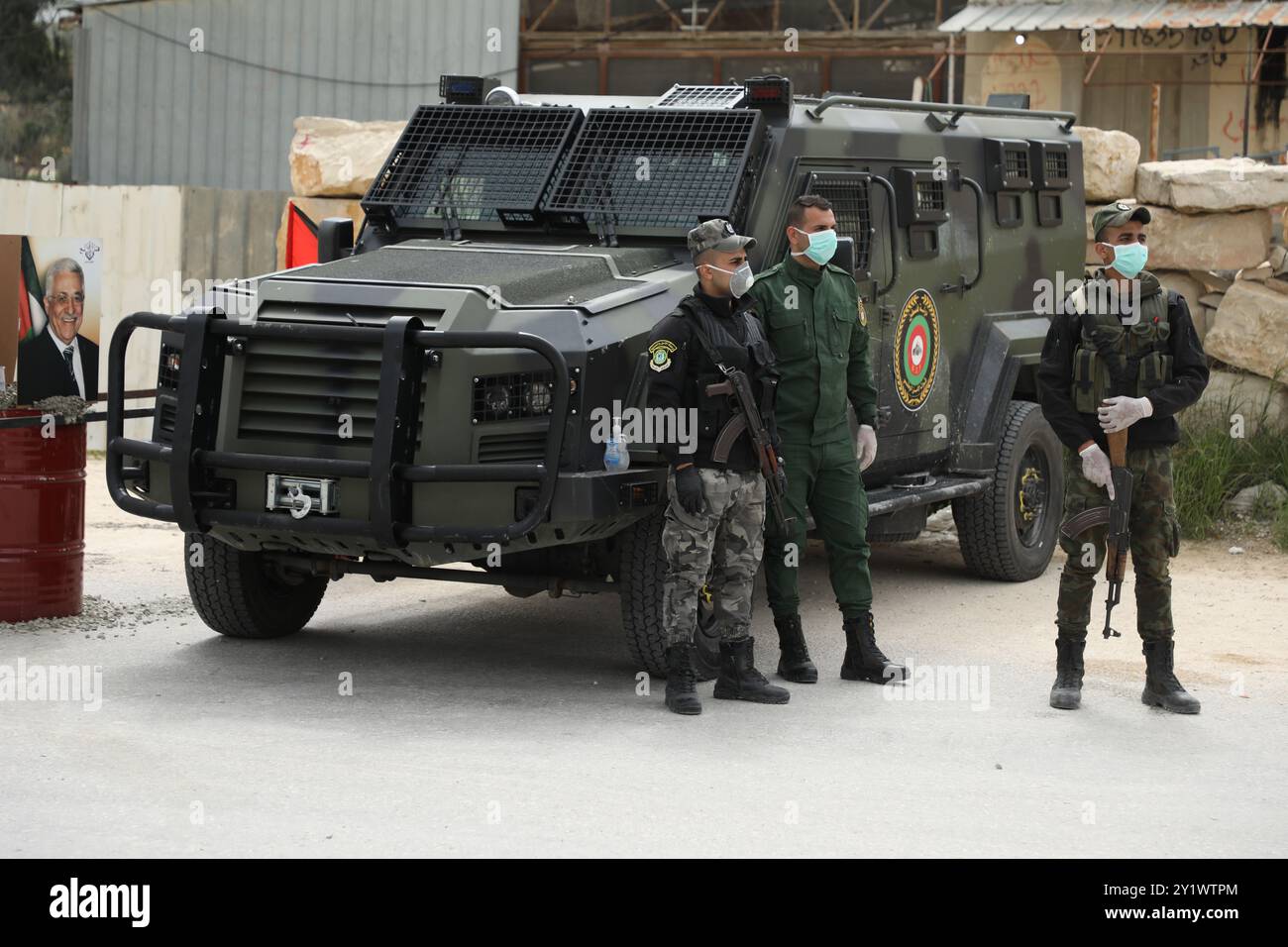 Nablus, Palestina. 23 marzo 2020. I membri delle forze di sicurezza nazionali palestinesi effettuano controlli nella città di Nablus per far rispettare l’attuazione di nuove misure restrittive contro la diffusione del coronavirus in Cisgiordania. Domenica il primo ministro palestinese ha ordinato un divieto di due settimane su tutti i movimenti non essenziali per contenere la diffusione del COVID-19, mentre il numero di casi confermati in Cisgiordania è salito ad almeno 57 Foto Stock