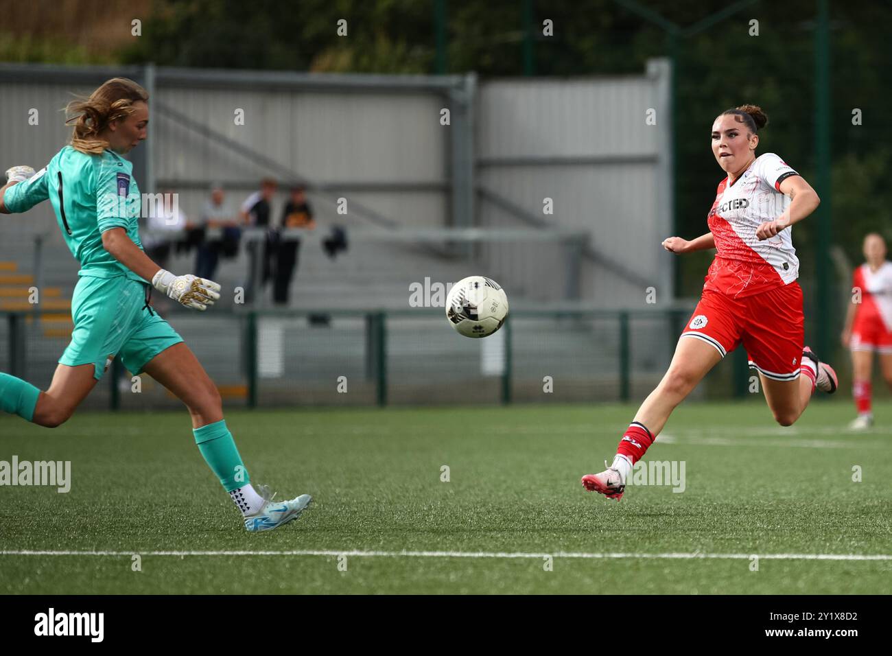 Londra, Regno Unito. 8 settembre 2024. Azione durante la partita della fa Womens National League Division One South East tra London Bees e Dulwich Hamlet all'Hive. Crediti: Liam Asman/Alamy Live News Foto Stock