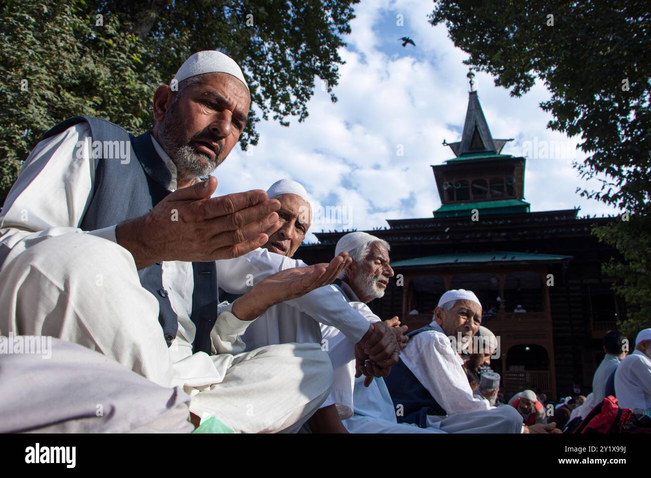 Srinagar, Jammu e Kashmir, India. 8 settembre 2024. I musulmani kashmiri pregano presso il santuario di Naqashband Sahib il 3° di Rabi-ul-Awal, il terzo mese del calendario islamico, durante un festival annuale localmente noto come "Khawaja-e-Digar" a Srinagar. (Immagine di credito: © Adil Abass/ZUMA Press Wire) SOLO PER USO EDITORIALE! Non per USO commerciale! Crediti: ZUMA Press, Inc./Alamy Live News Foto Stock