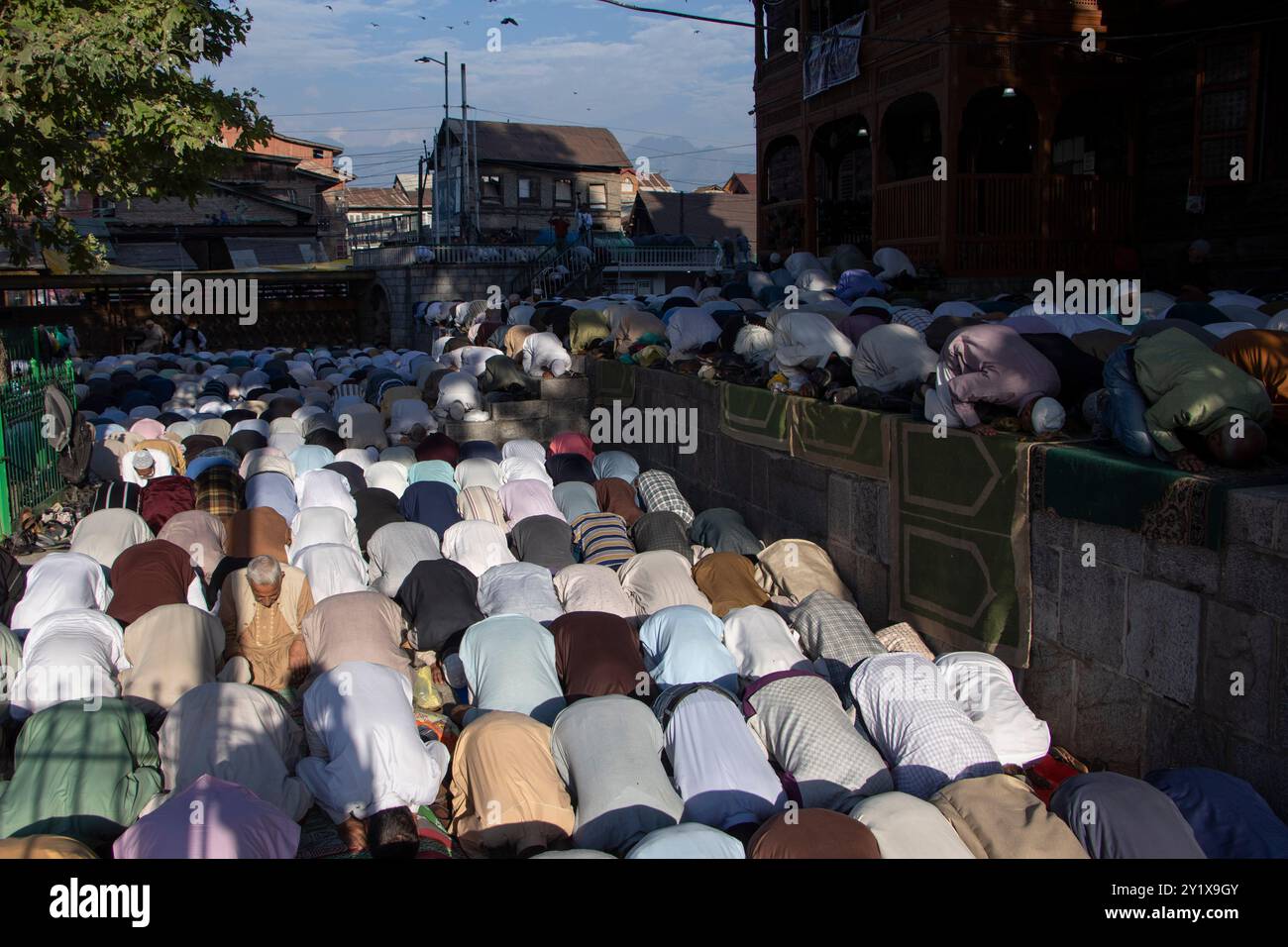 Srinagar, Jammu e Kashmir, India. 8 settembre 2024. I musulmani kashmiri pregano presso il santuario di Naqashband Sahib il 3° di Rabi-ul-Awal, il terzo mese del calendario islamico, durante un festival annuale localmente noto come "Khawaja-e-Digar" a Srinagar. (Immagine di credito: © Adil Abass/ZUMA Press Wire) SOLO PER USO EDITORIALE! Non per USO commerciale! Crediti: ZUMA Press, Inc./Alamy Live News Foto Stock