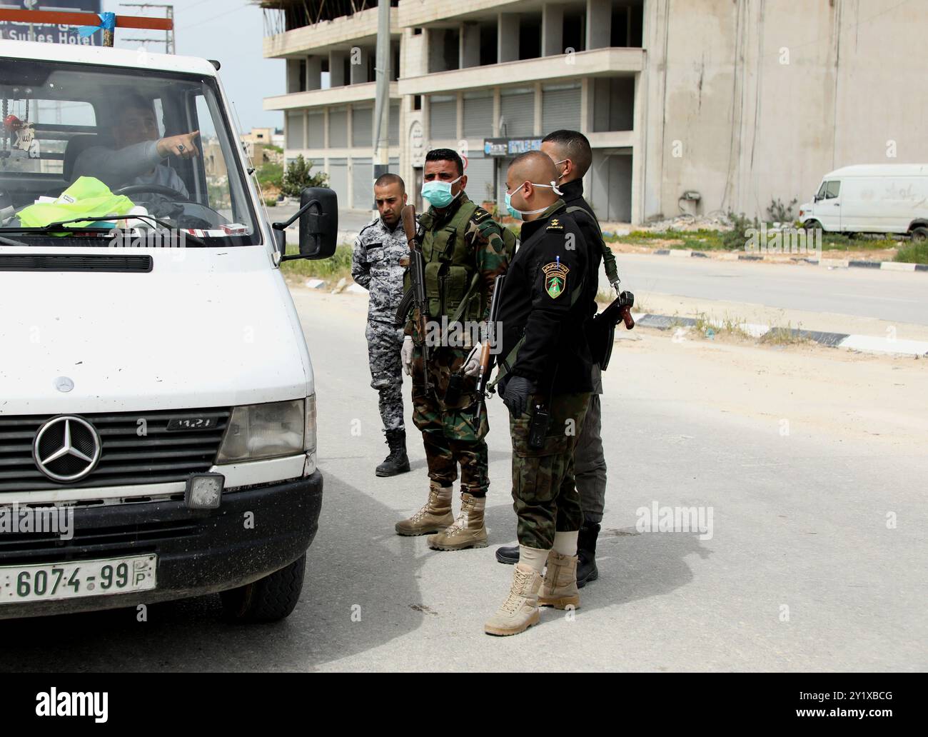 Nablus, Palestina. 23 marzo 2020. I membri delle forze di sicurezza nazionali palestinesi effettuano controlli nella città di Nablus per far rispettare l’attuazione di nuove misure restrittive contro la diffusione del coronavirus in Cisgiordania. Domenica il primo ministro palestinese ha ordinato un divieto di due settimane su tutti i movimenti non essenziali per contenere la diffusione del COVID-19, mentre il numero di casi confermati in Cisgiordania è salito ad almeno 57 Foto Stock