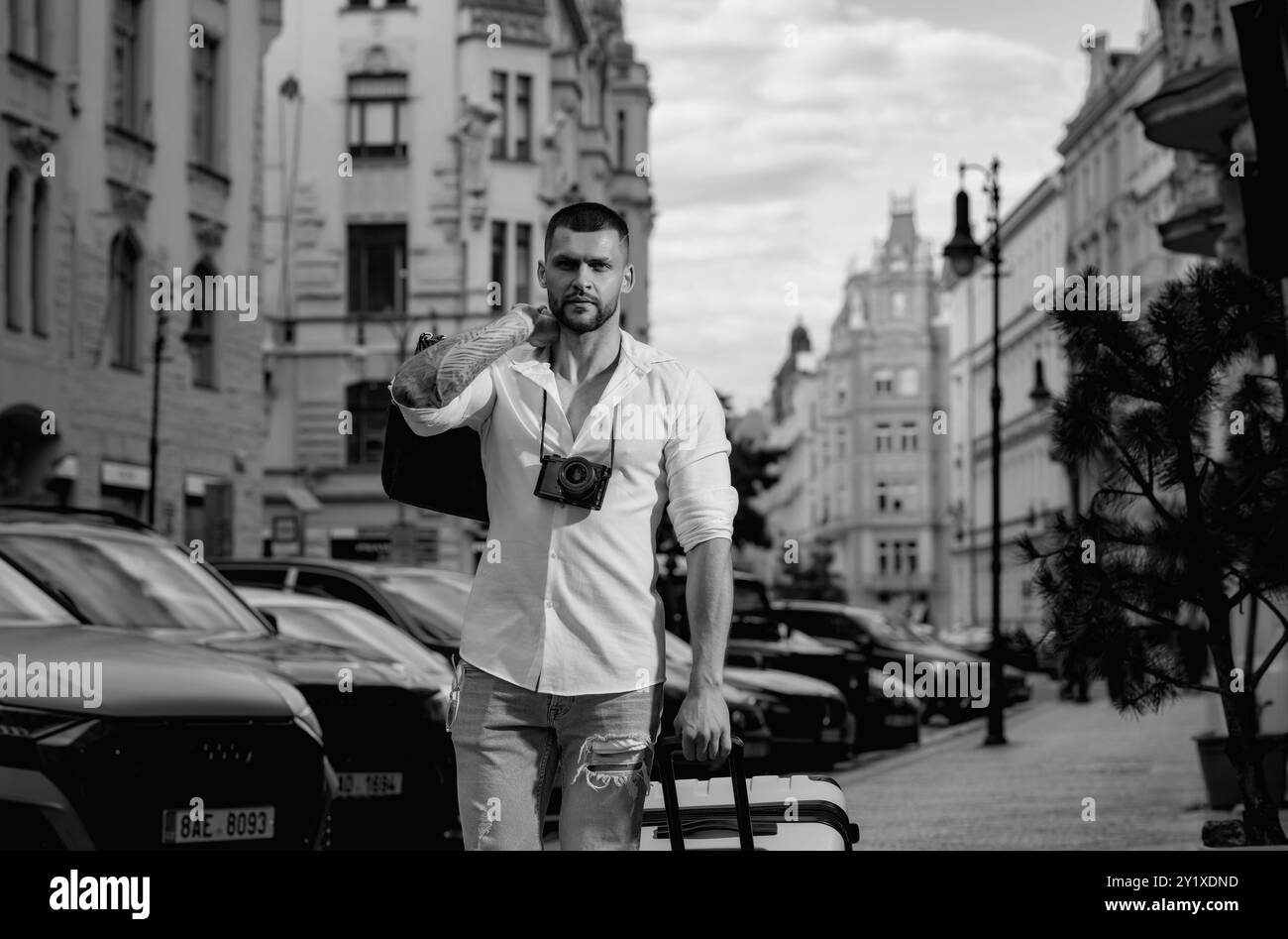 Viaggiatore, turista di moda. Studente viaggiatore o giovane turista. Uomo con borsa da viaggio pronto a viaggiare in vacanza. Foto Stock