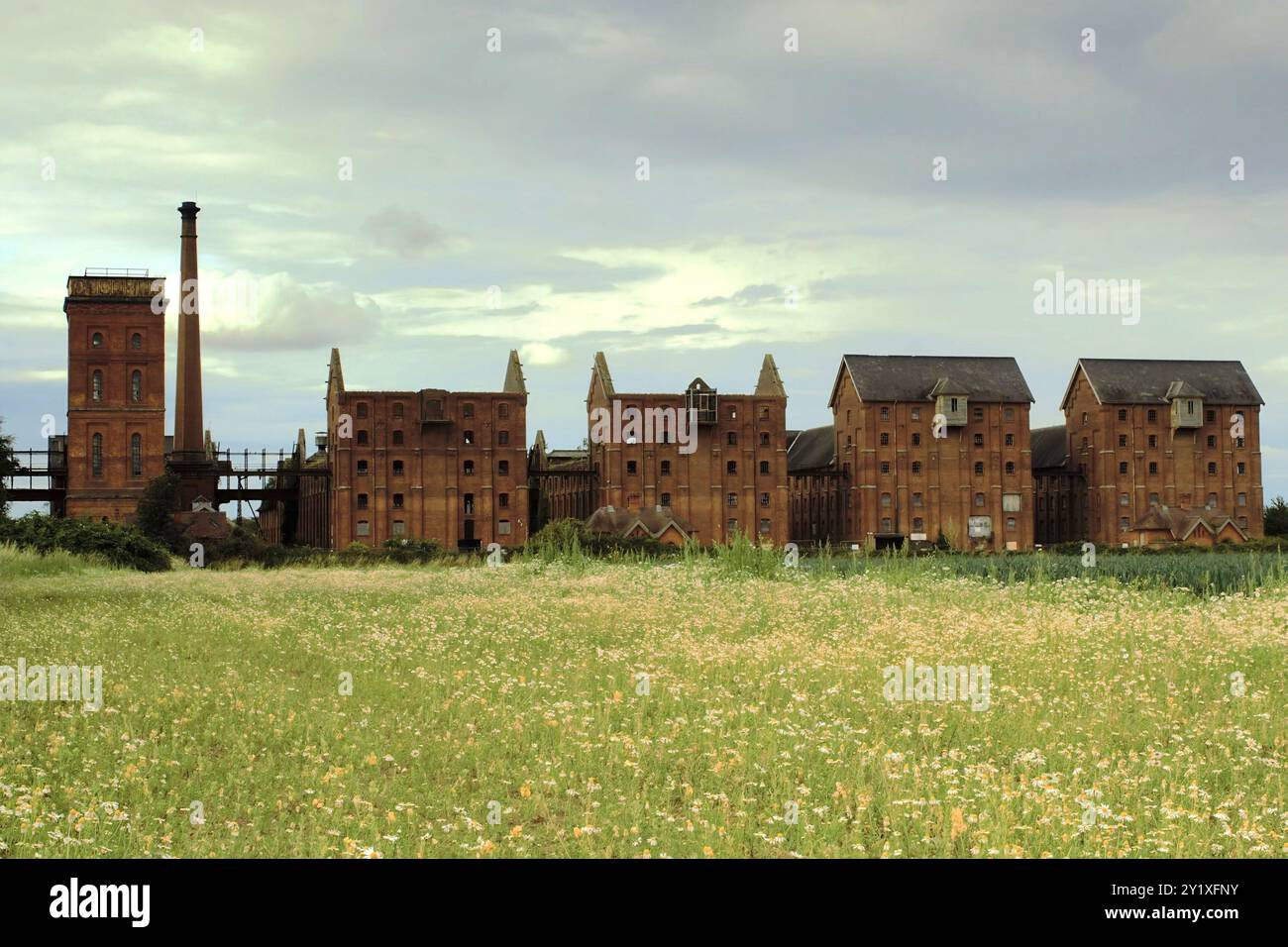 Gli edifici abbandonati, di grado II, Bass Maltings dismessi in disuso a Sleaford, Lincolnshire, Inghilterra, abbandonati dagli anni '1990 Foto Stock