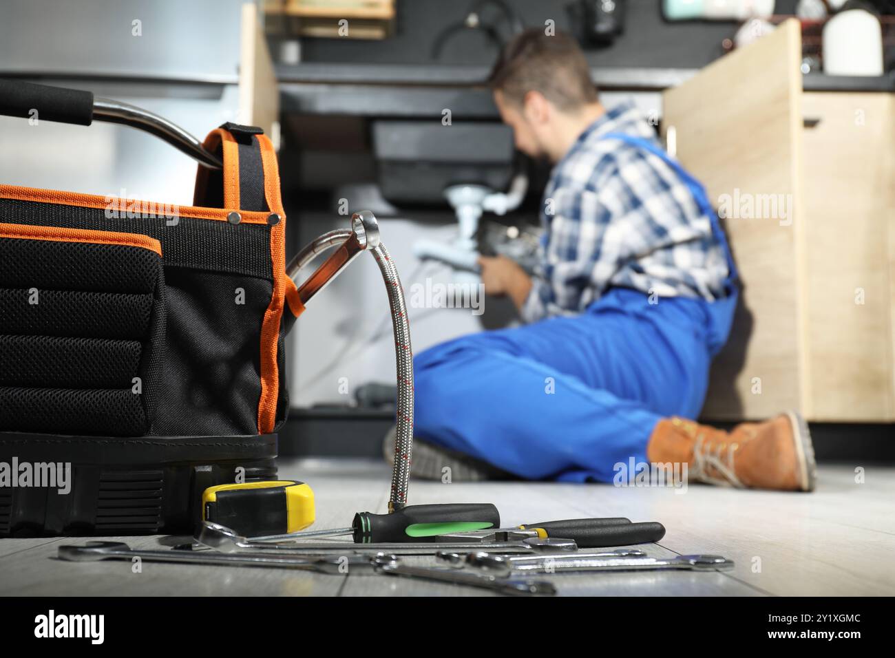 Sistema professionale di tubazioni per il fissaggio dell'idraulico a casa, con particolare attenzione agli utensili Foto Stock