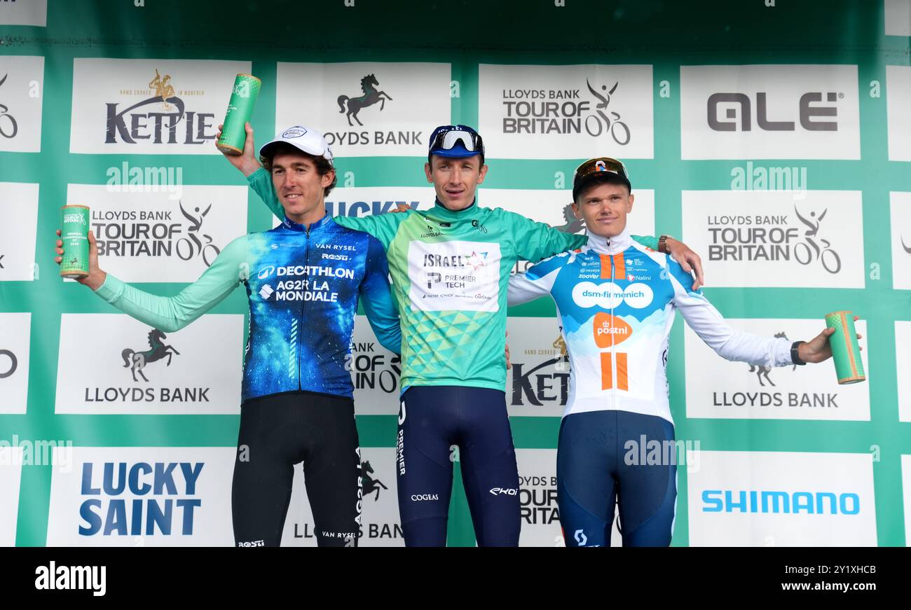 Stevie Williams (al centro), pilota israeliano Premier Tech, sul podio dopo aver vinto il Lloyds Bank Tour of Britain 2024 con il Team dsm-firmenich PostNL, Oscar Onley (a destra), secondo e il pilota Decathlon AG2R la Mondiale DT Tom Donnenwirth (a sinistra), terzo dopo la sesta tappa del Lloyds Bank Tour of Britain 2024 da Lowestoft a Felixstowe. Data foto: Domenica 8 settembre 2024. Foto Stock