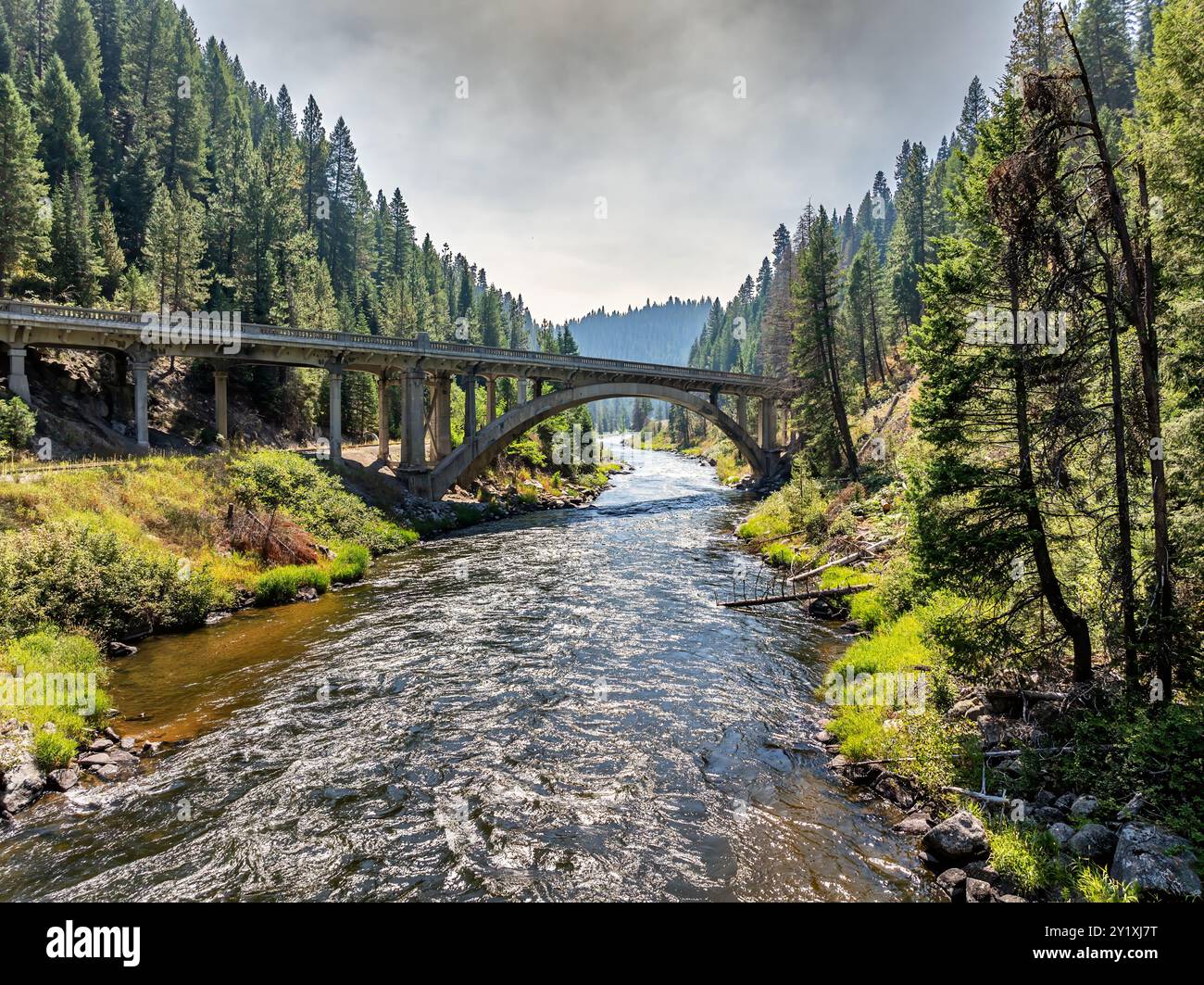 Payette River Canyon pieno di fumo e lo storico ponte Idaho Foto Stock