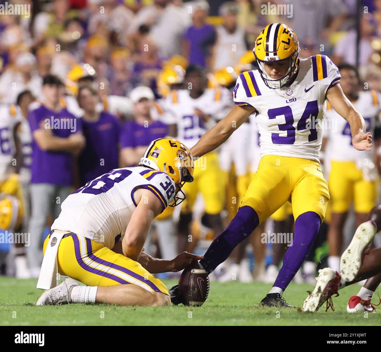 Baton Rouge, Stati Uniti. 7 settembre 2024. Il kicker dei LSU Tigers Place Damian Ramos (34) manca un Field goal da 39 yard per chiudere il primo tempo durante una partita di football al Tiger Stadium sabato 7 settembre 2024 a Baton Rouge, Louisiana. (Foto di Peter G. Forest/Sipa USA) credito: SIPA USA/Alamy Live News Foto Stock