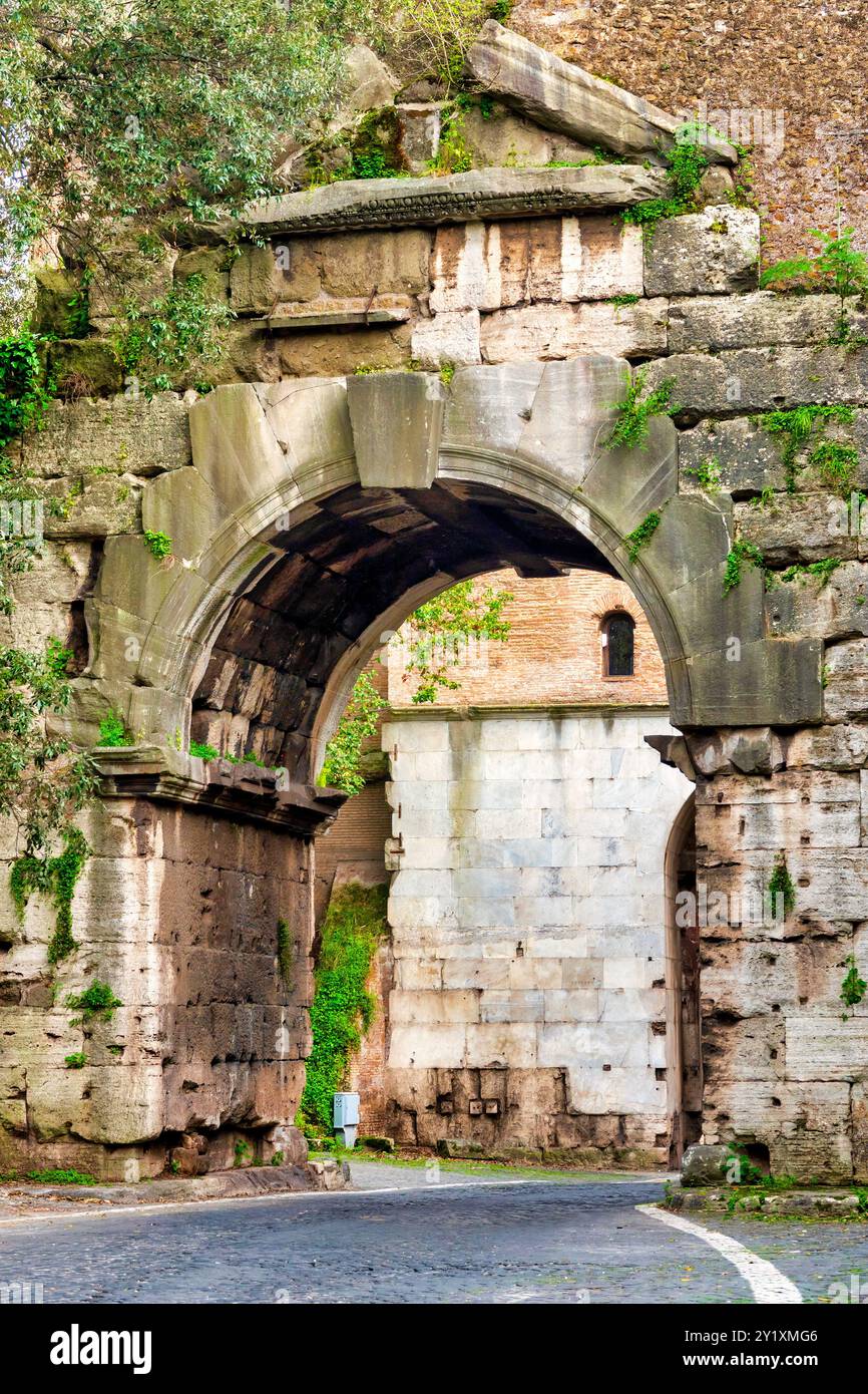 Veduta dell'Arco di Druso, Roma, Italia Foto Stock