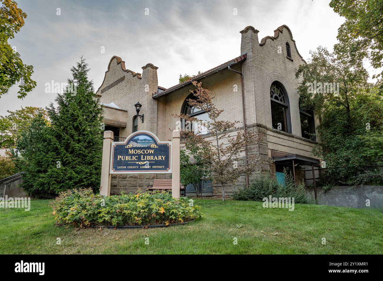 Edificio storico della Biblioteca di Mosca e insegna Foto Stock
