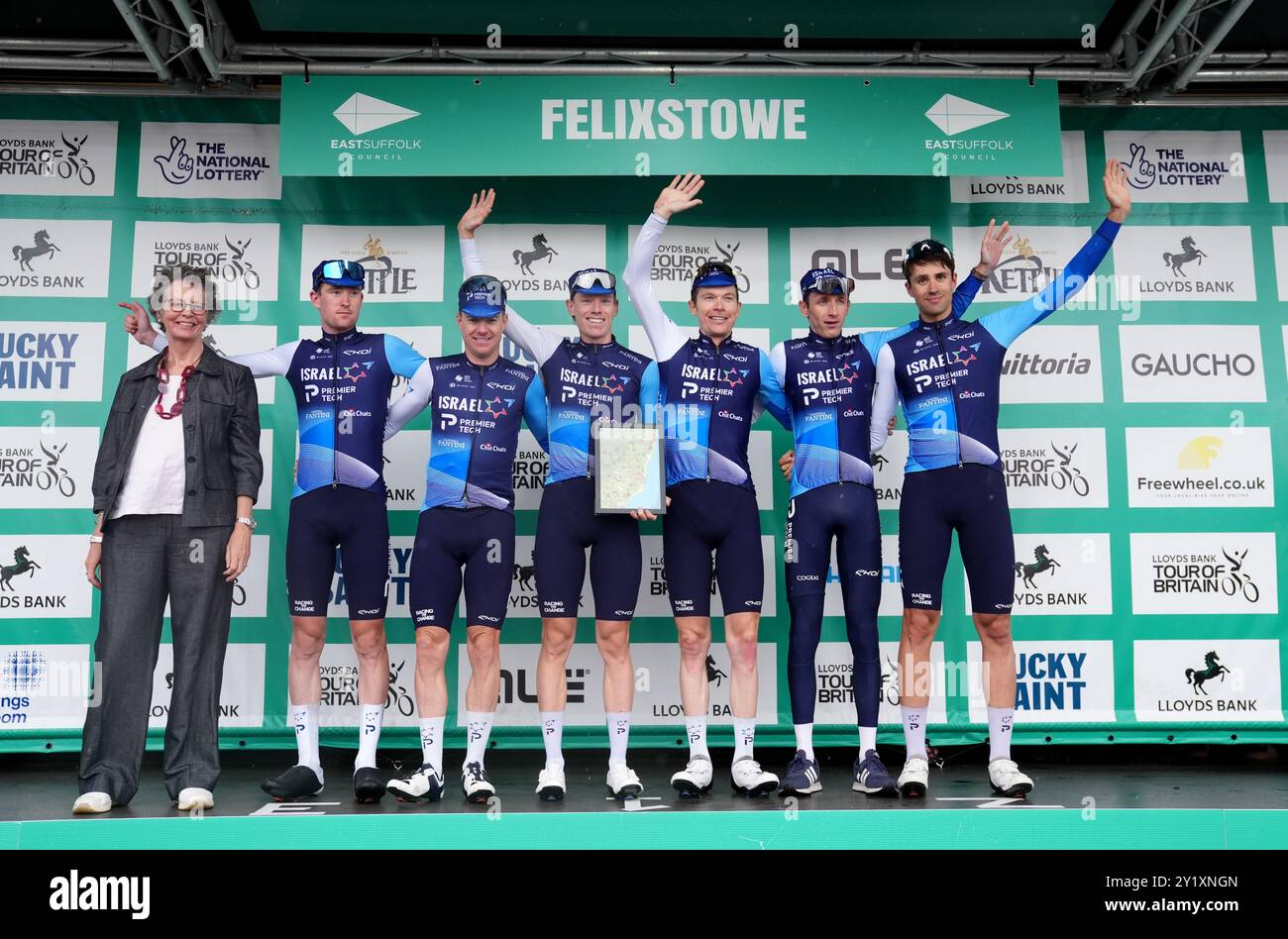 (Da sinistra a destra) i piloti del team Israel Premier Tech Joseph Blackmore, Simon Clarke, Nick Schultz, Jake Stewart, Ethan Vernon, Stevie Williams sul podio dopo aver vinto la classifica a squadre dopo la sesta tappa del Lloyds Bank Tour of Britain 2024 da Lowestoft a Felixstowe. Data foto: Domenica 8 settembre 2024. Foto Stock