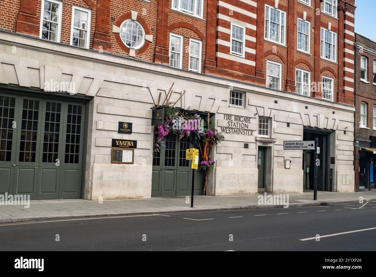 Londra, Regno Unito – agosto 25 2024. L'esterno della vecchia stazione dei vigili del fuoco di Westminster, ora convertito in un ristorante alla moda Foto Stock