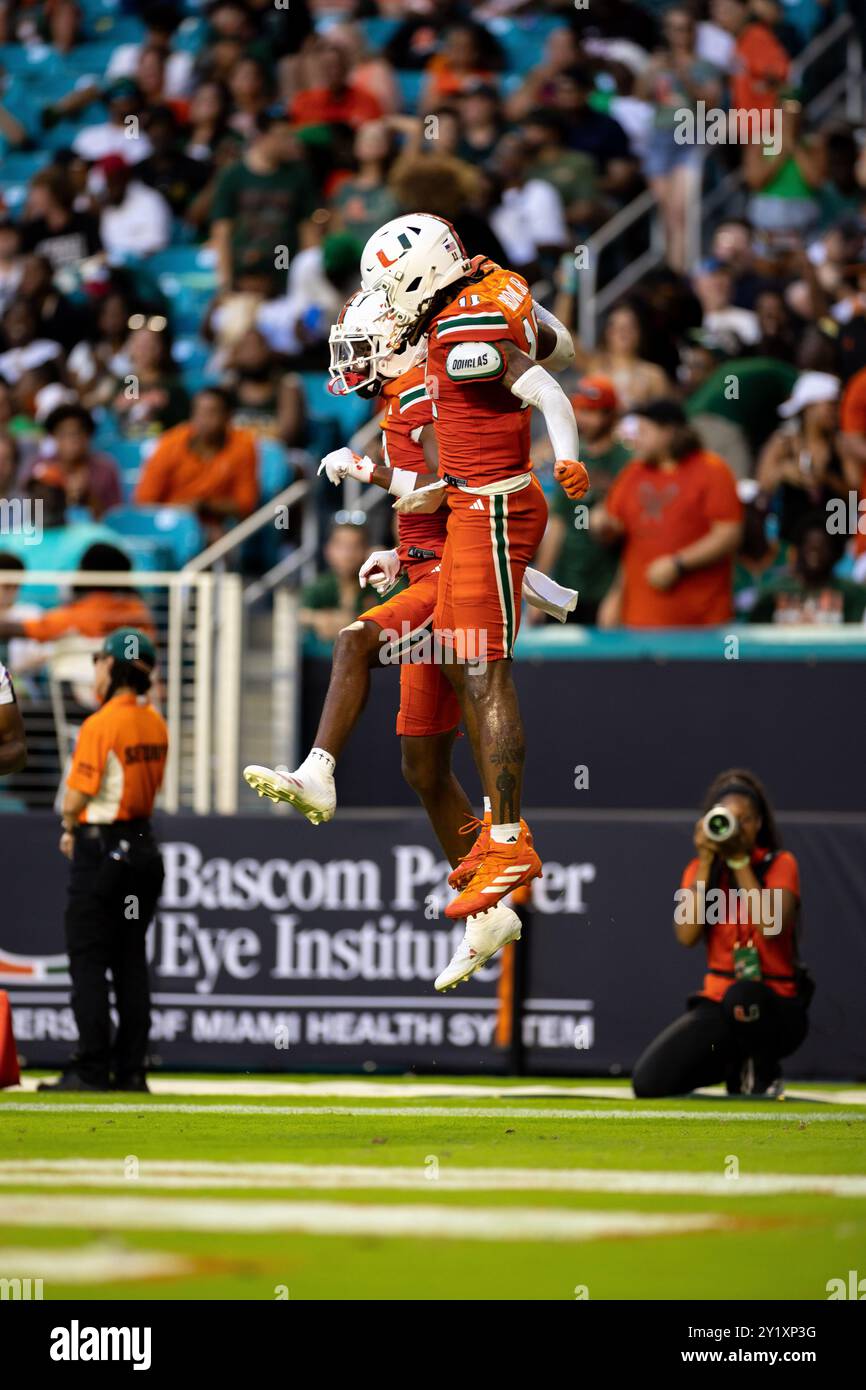 MIAMI GARDENS, FLORIDA - 7 SETTEMBRE: Samuel Brown #11 dei Miami Hurricanes celebra contro i Florida A&M Rattlers all'Hard Rock Stadium di se Foto Stock