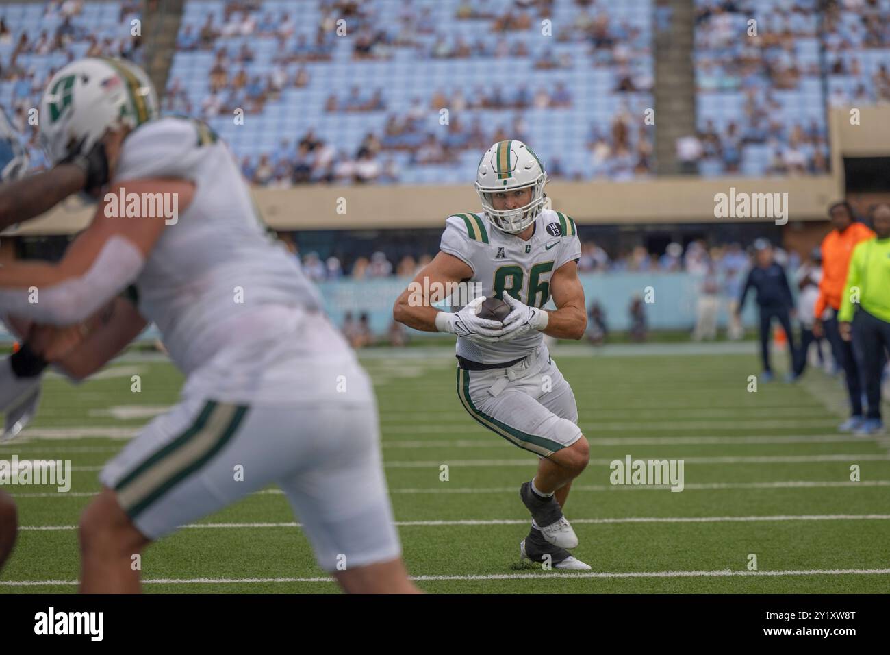 Chapel Hill, NC: Il tight end Charlotte 49ers Bryce Kennon (86) corre con il pallone durante una partita di football NCAA contro i North Carolina Tar Heels su S. Foto Stock