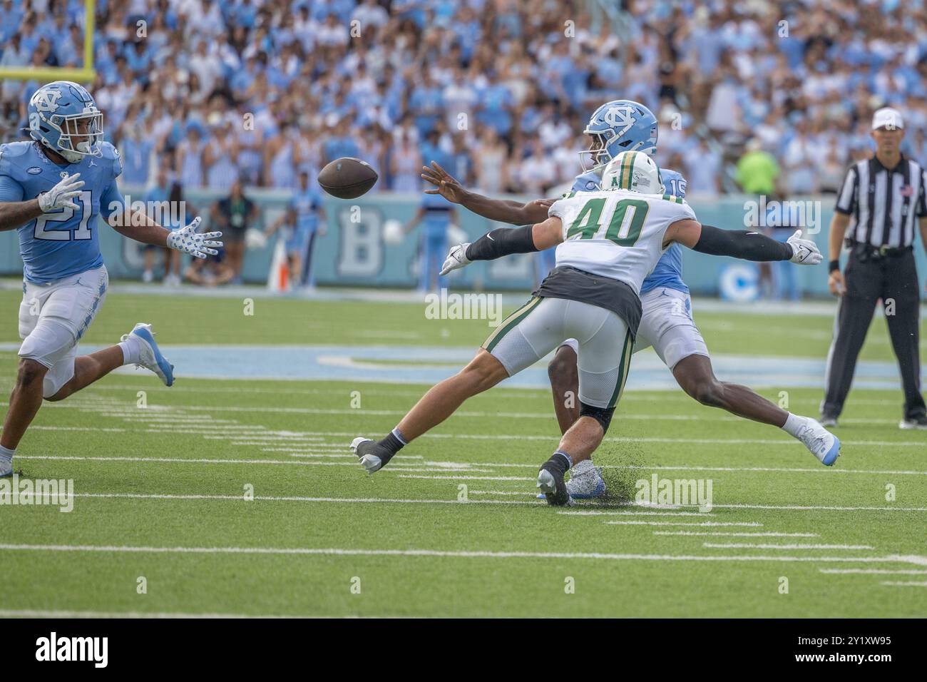 Chapel Hill, NC: Il quarterback dei North Carolina Tar Heels Conner Harrell (15) completa il passaggio breve per il running back dei North Carolina Tar Heels Davion Gau Foto Stock