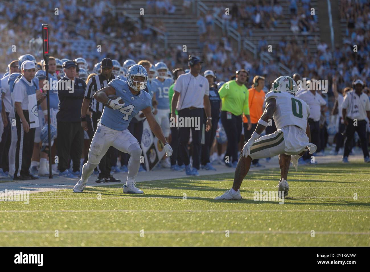 Chapel Hill, NC: Il running back dei North Carolina Tar Heels Caleb Hood (4) riceve il passaggio e gira per correre con la palla durante una partita di football della NCAA ag Foto Stock